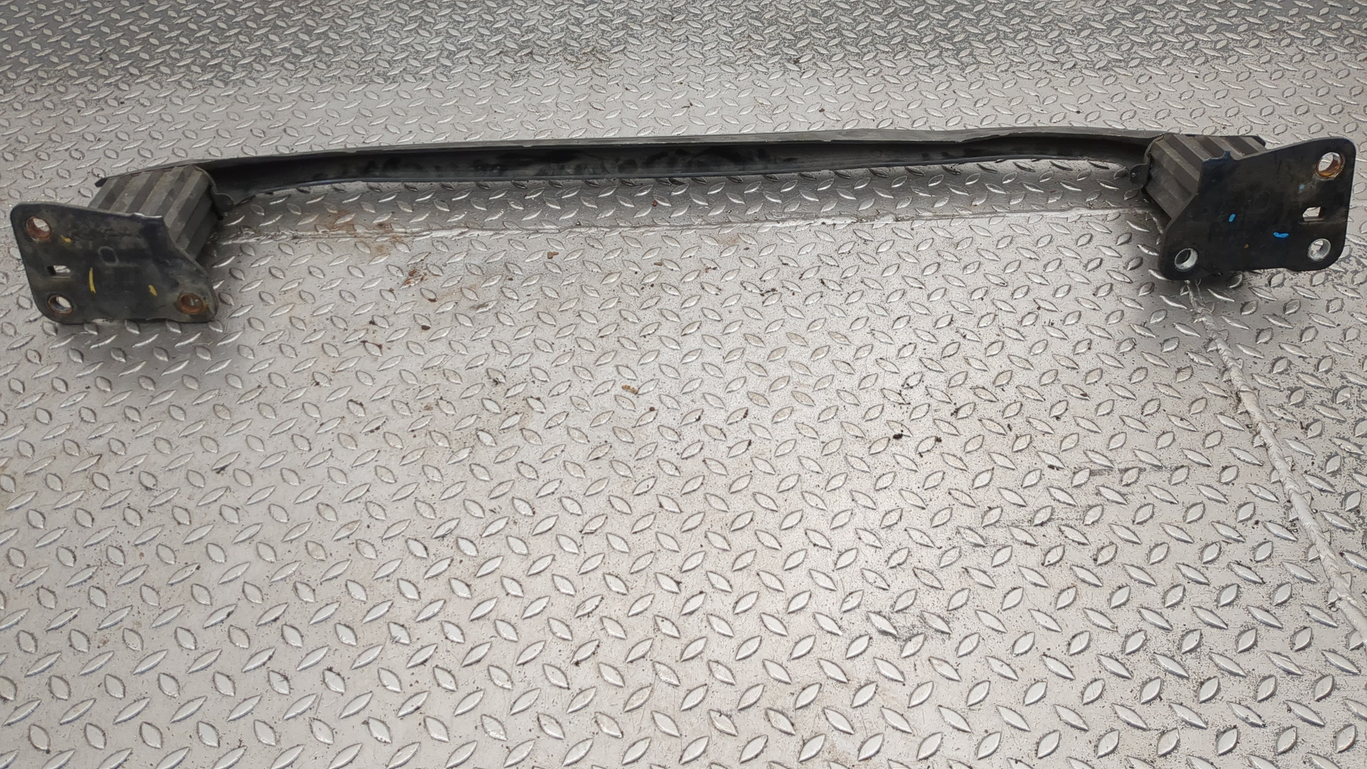 Усилитель переднего бампера