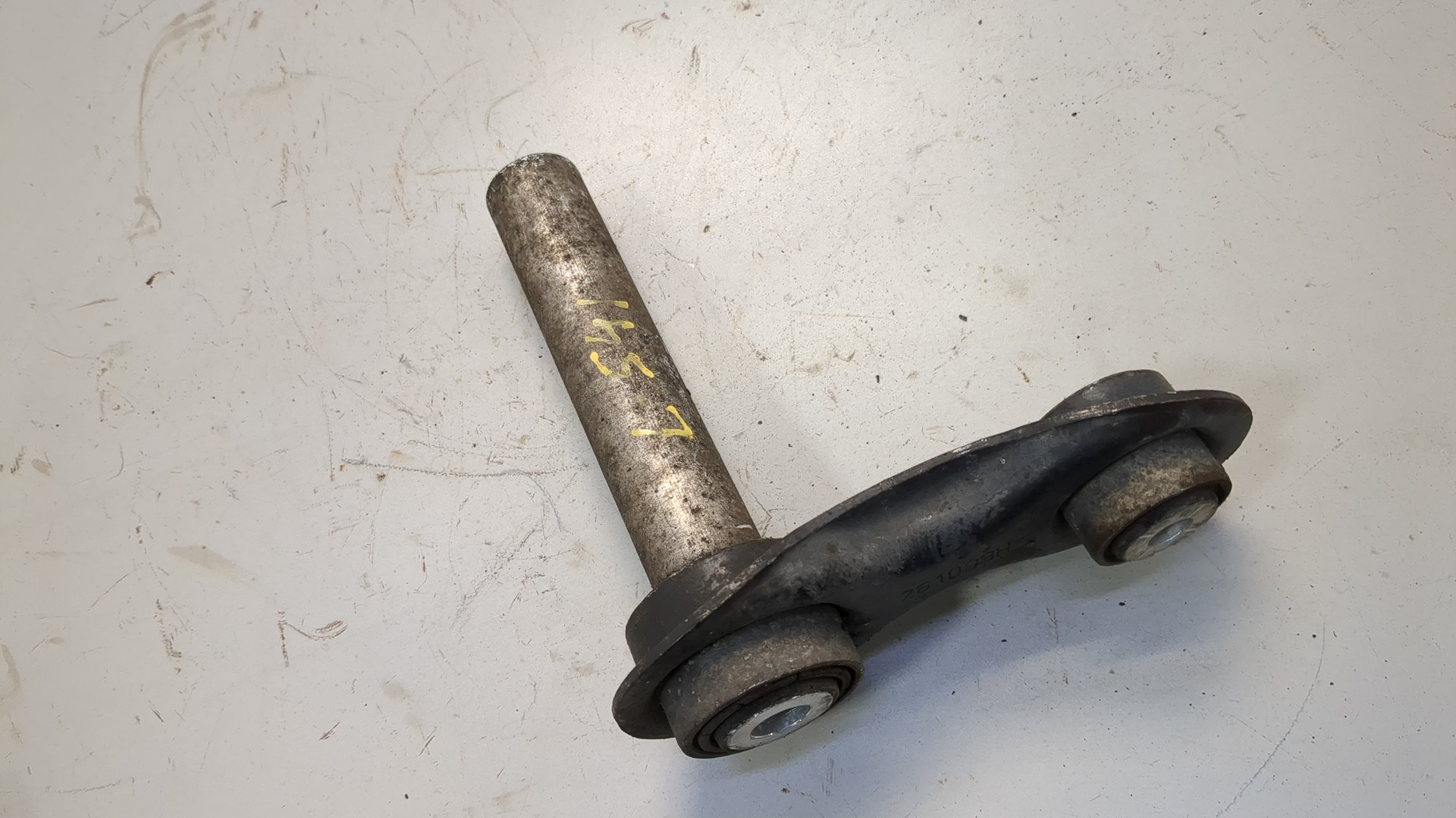 Рычаг задний правый