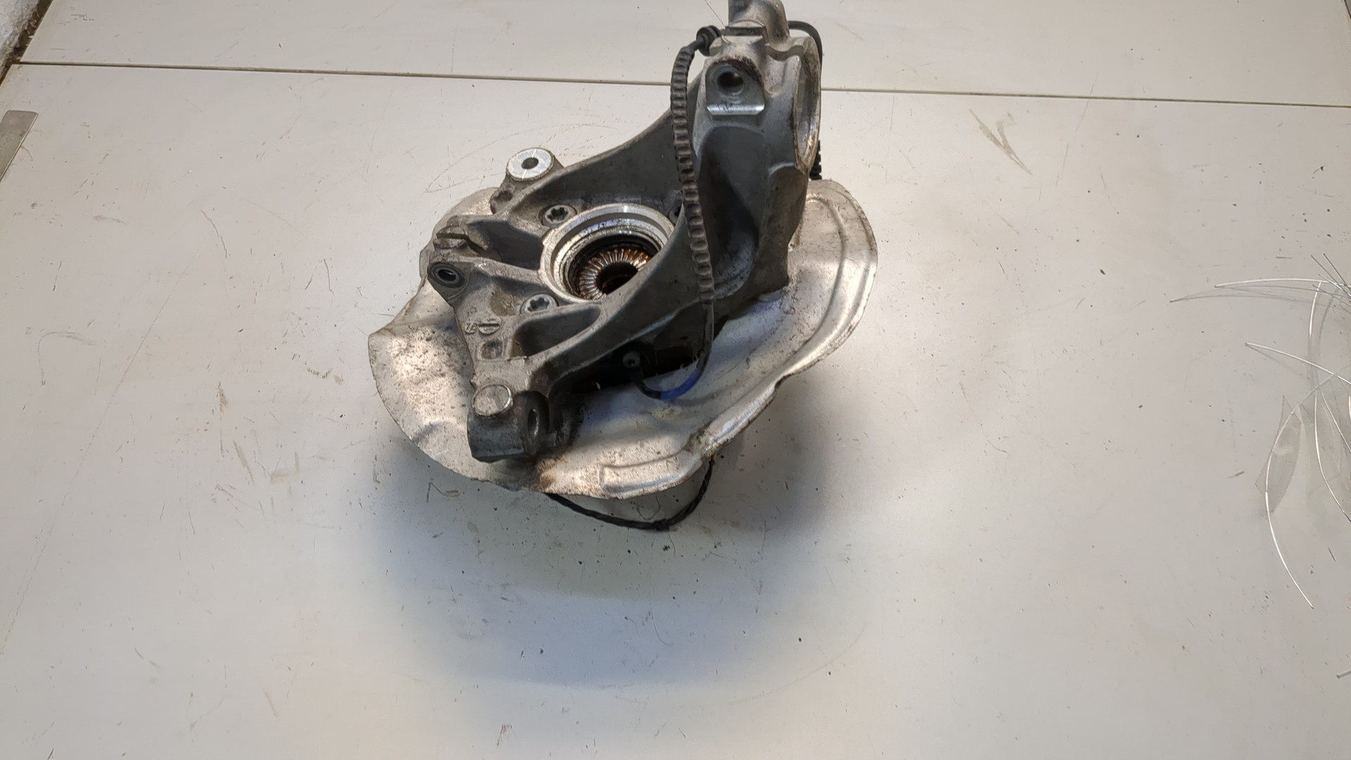 Кулак поворотный передний правый