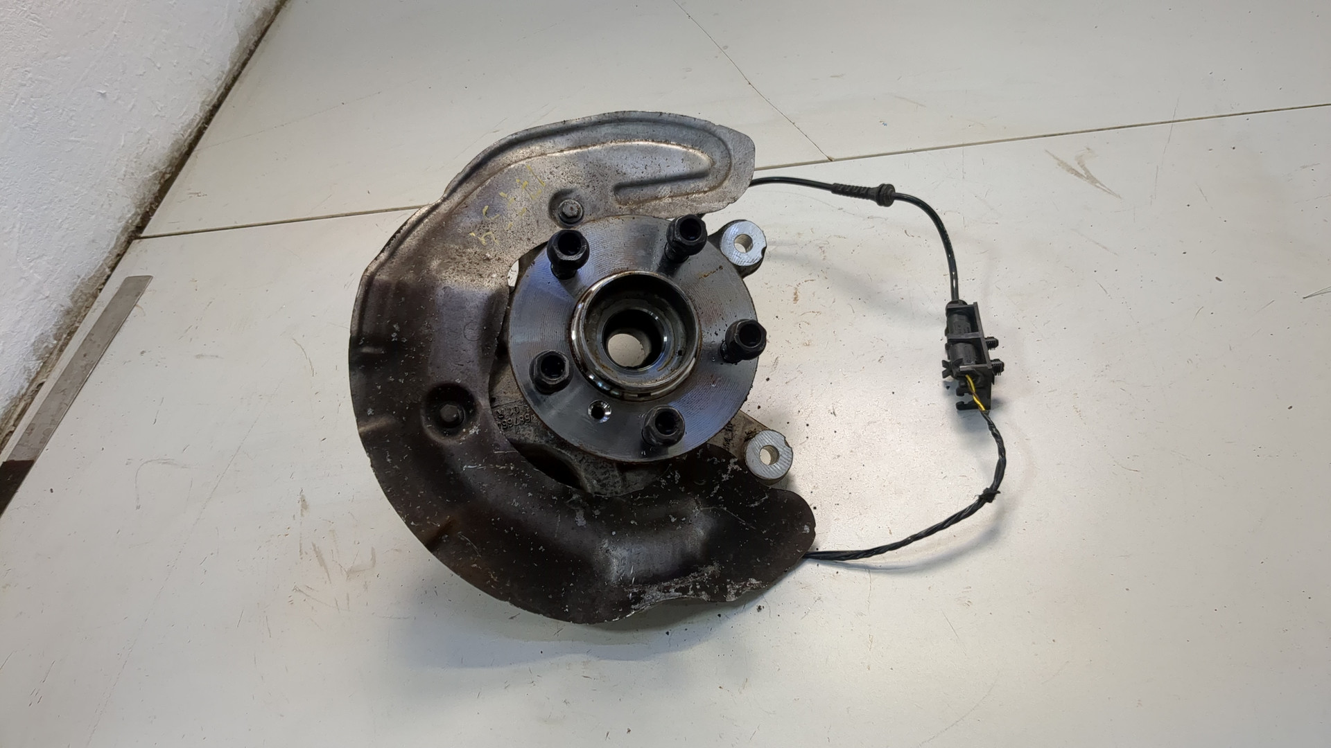 Кулак поворотный передний правый