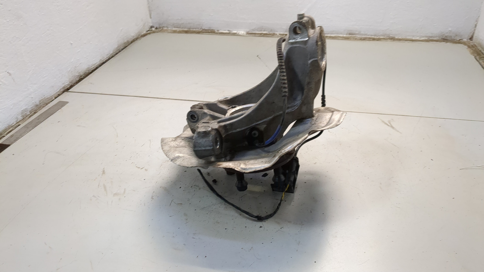 Кулак поворотный передний правый