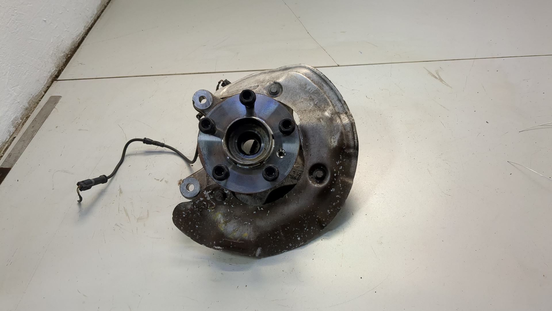 Кулак поворотный передний левый