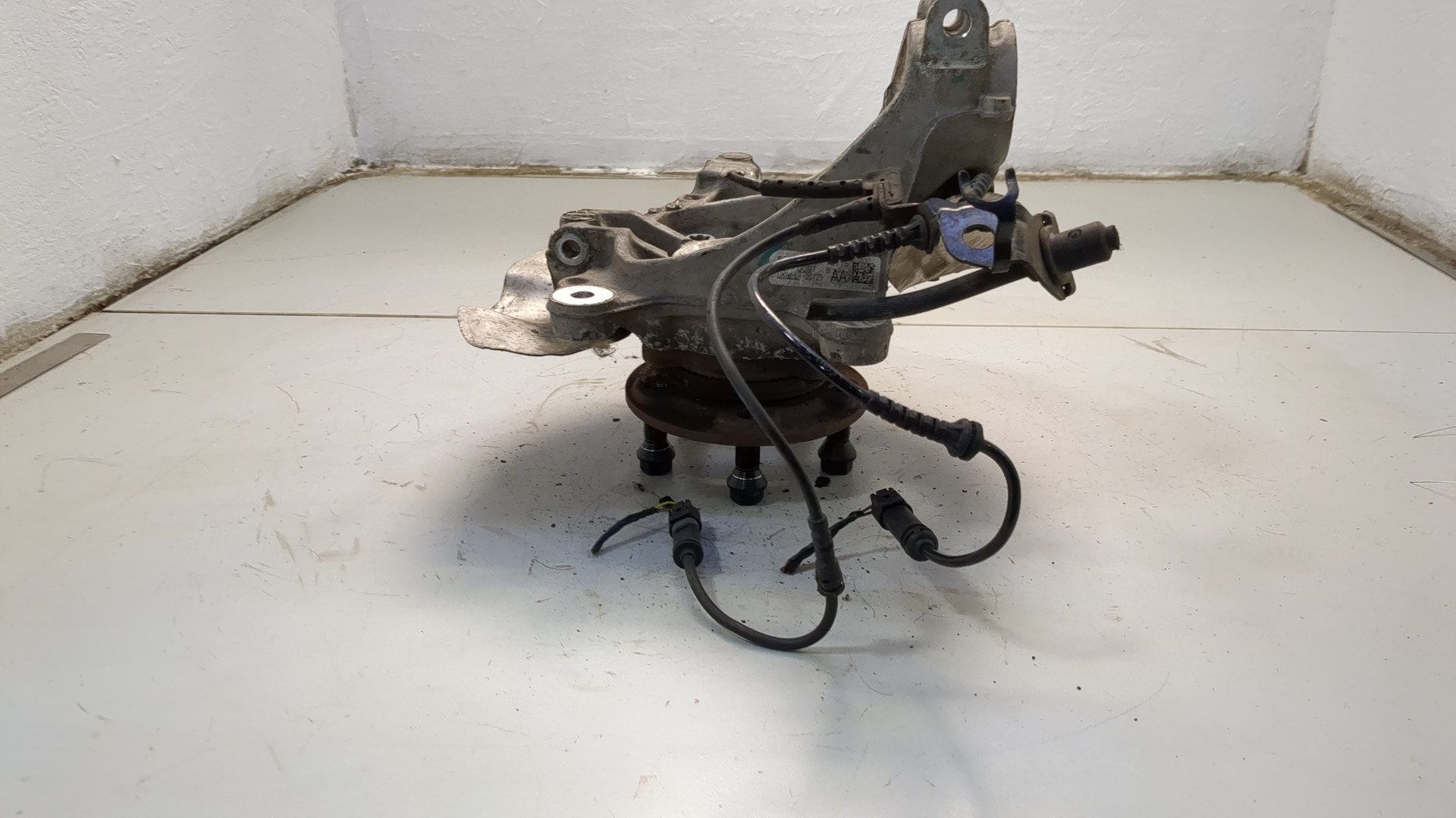 Кулак поворотный передний левый