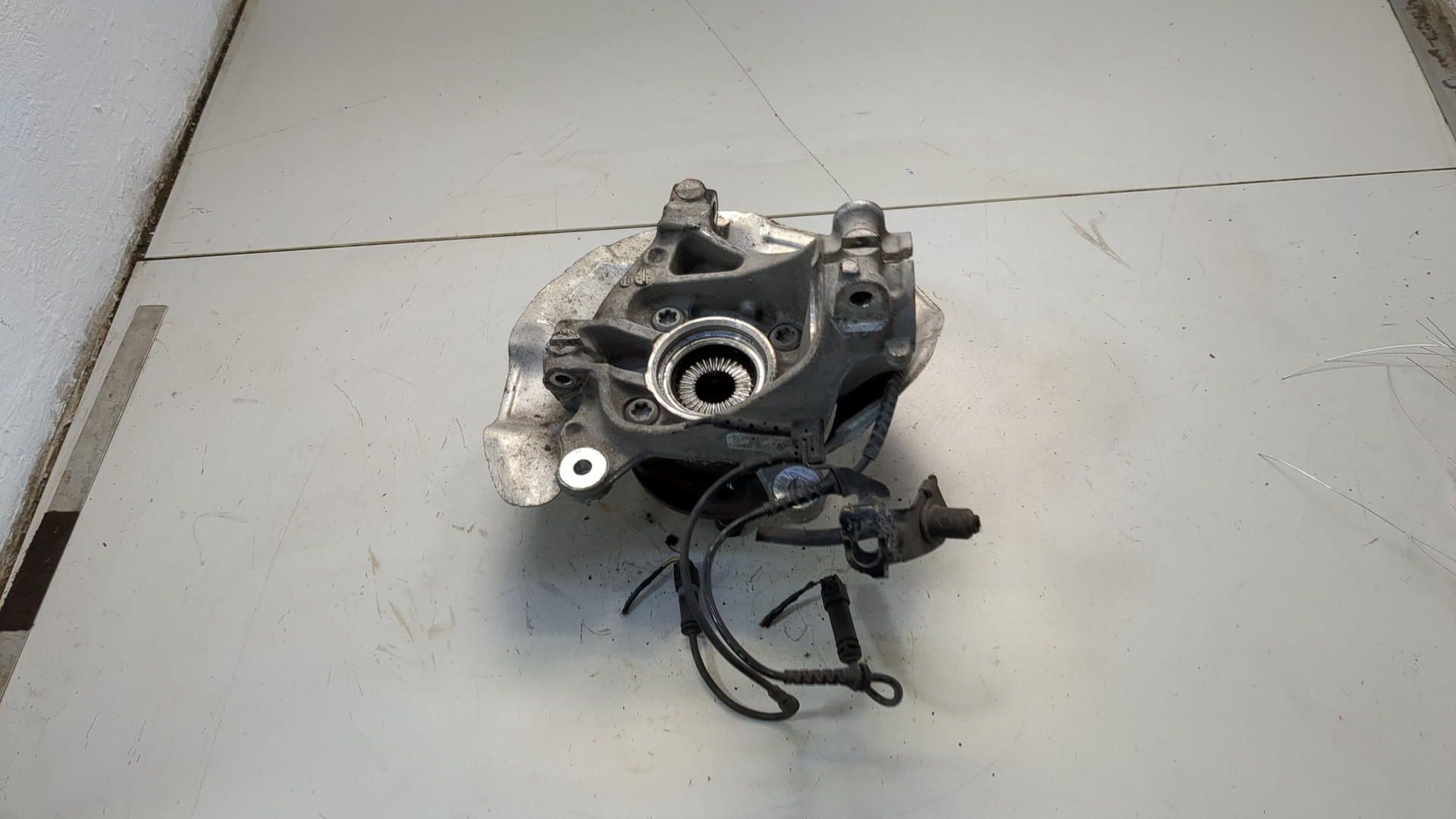 Кулак поворотный передний левый