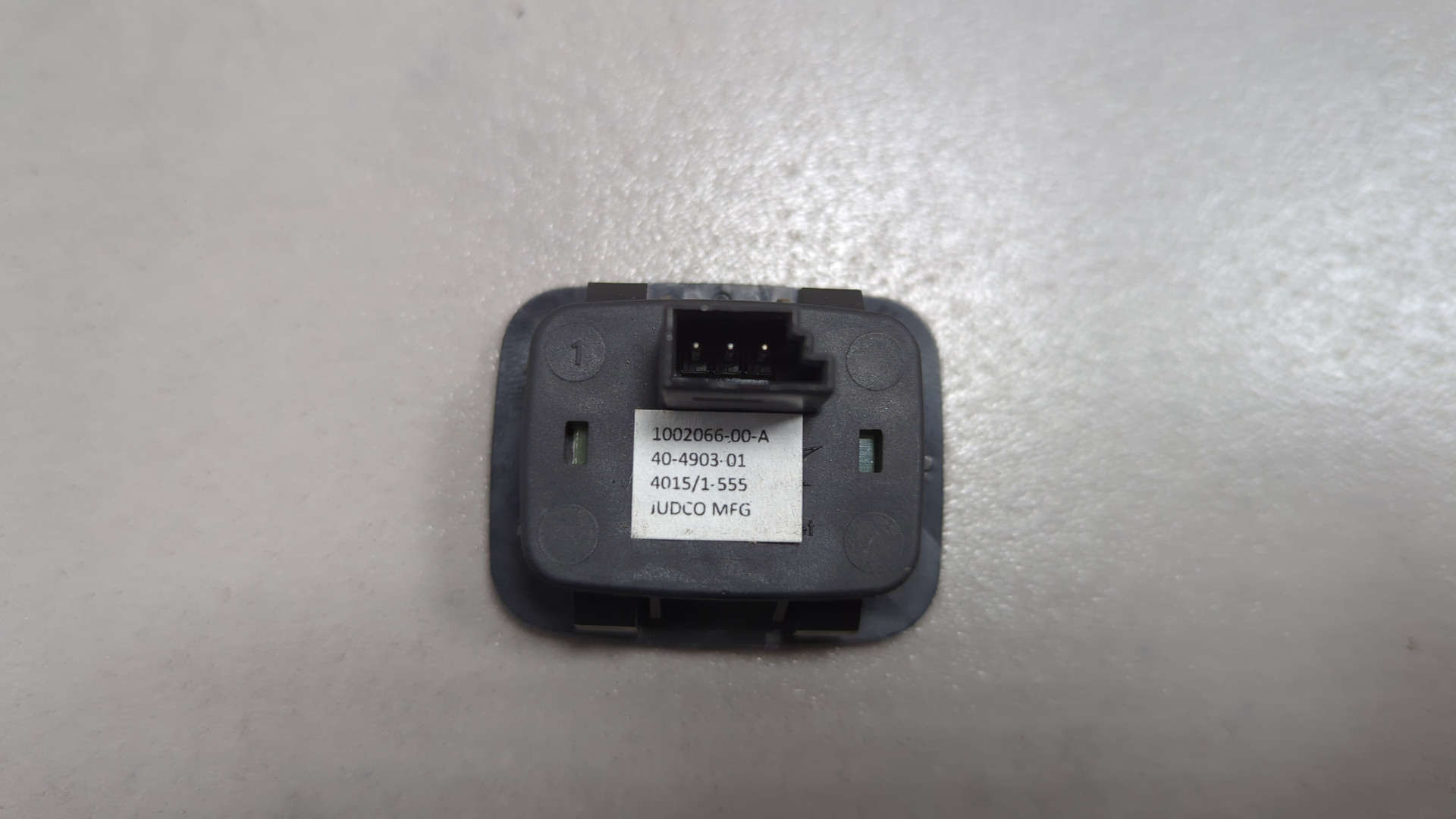 Кнопка открывания багажника