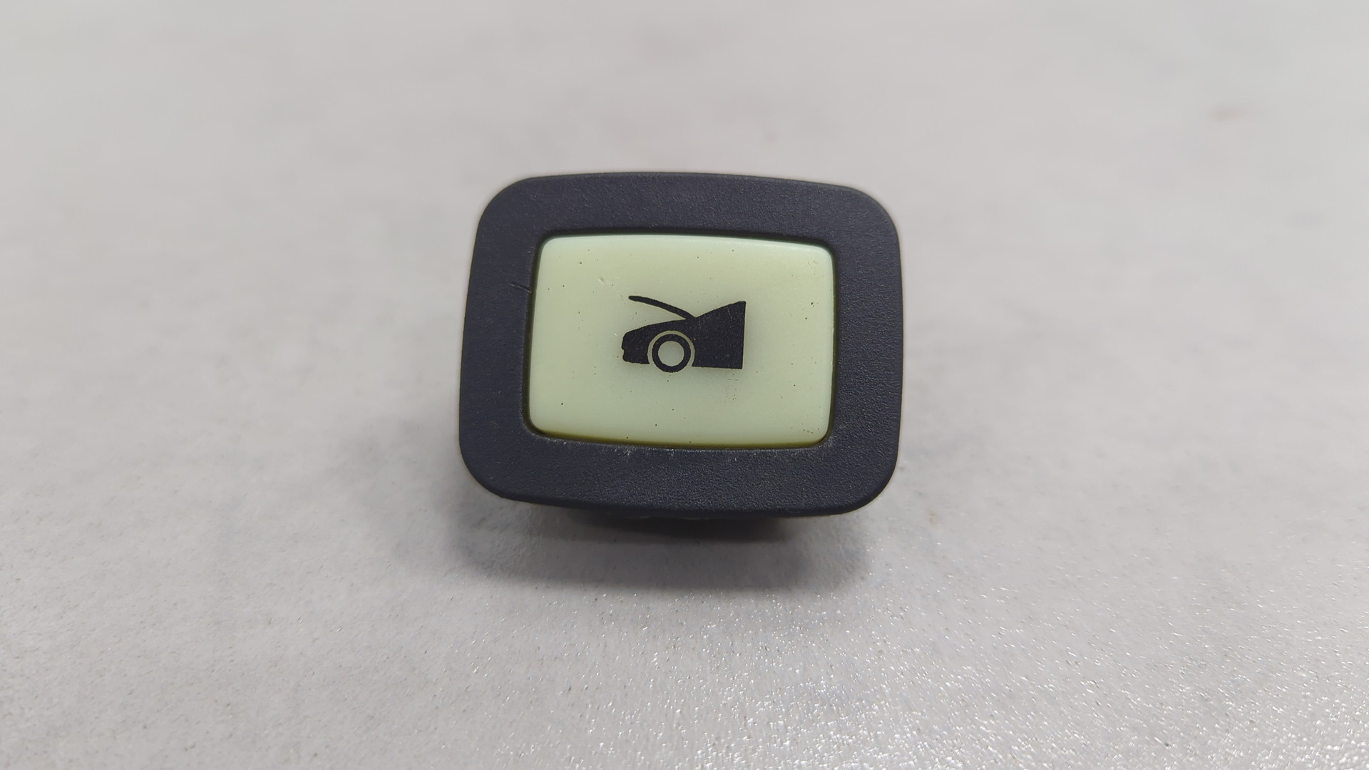 Кнопка открывания багажника