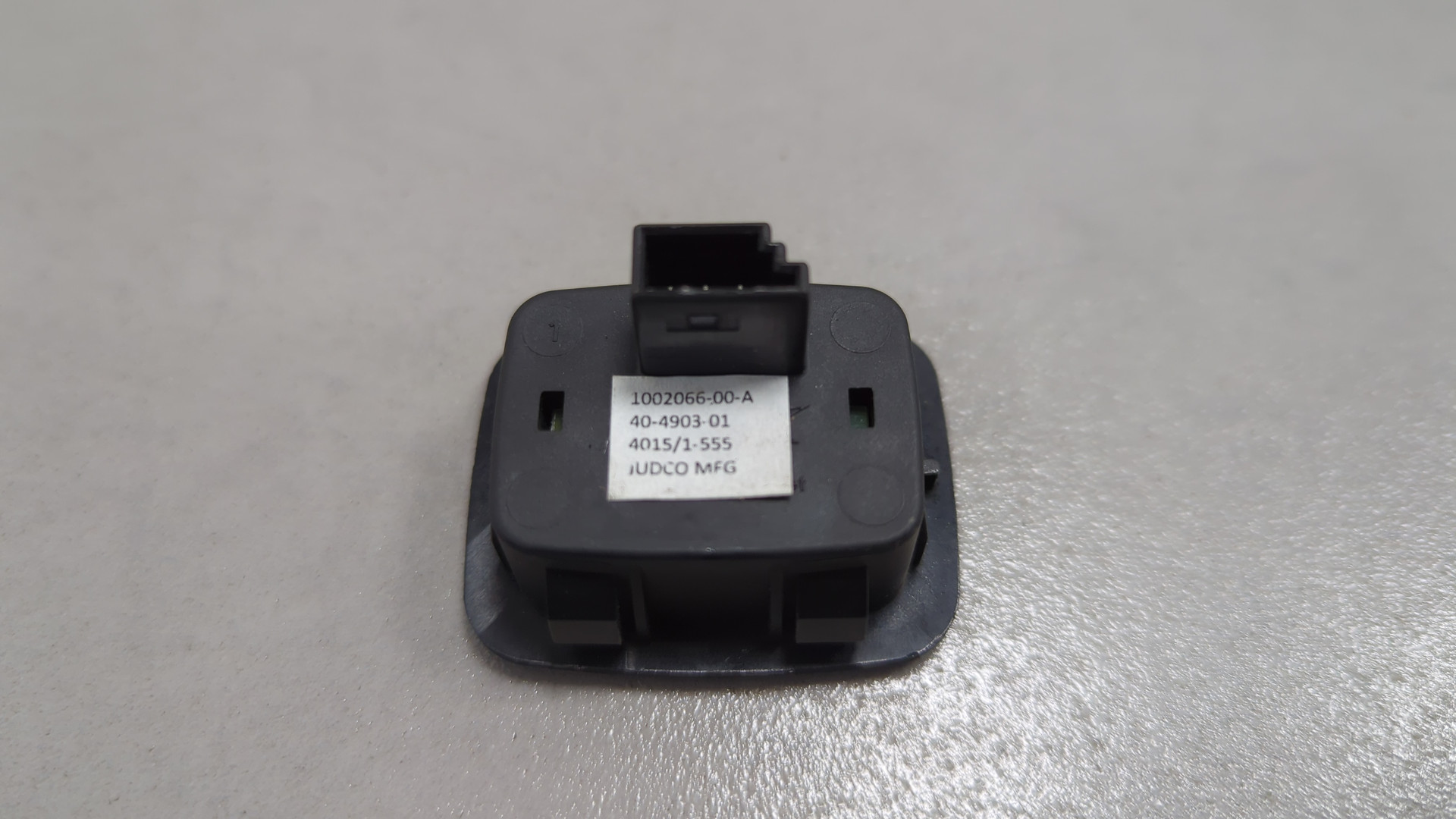 Кнопка открывания багажника