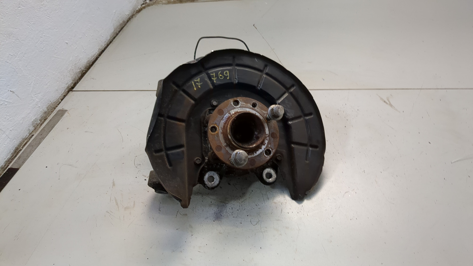 Кулак поворотный задний левый