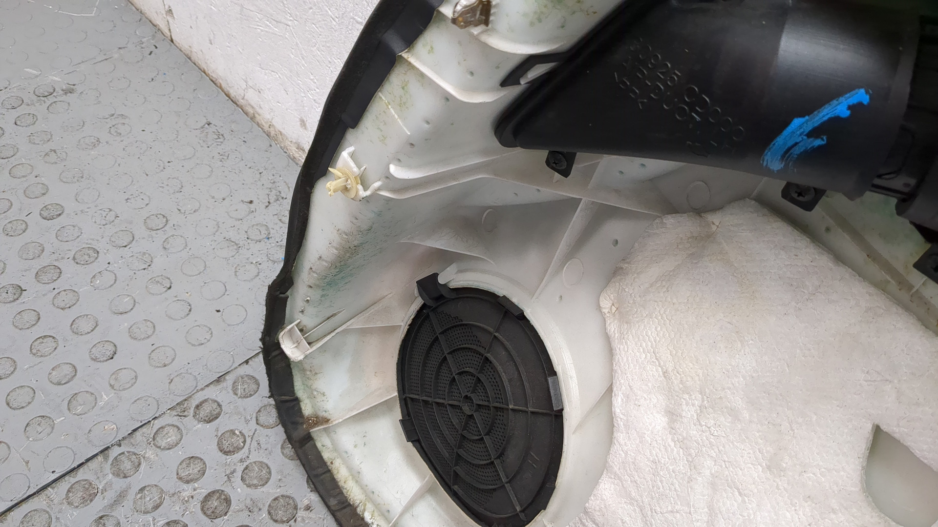 Обшивка двери передней левой