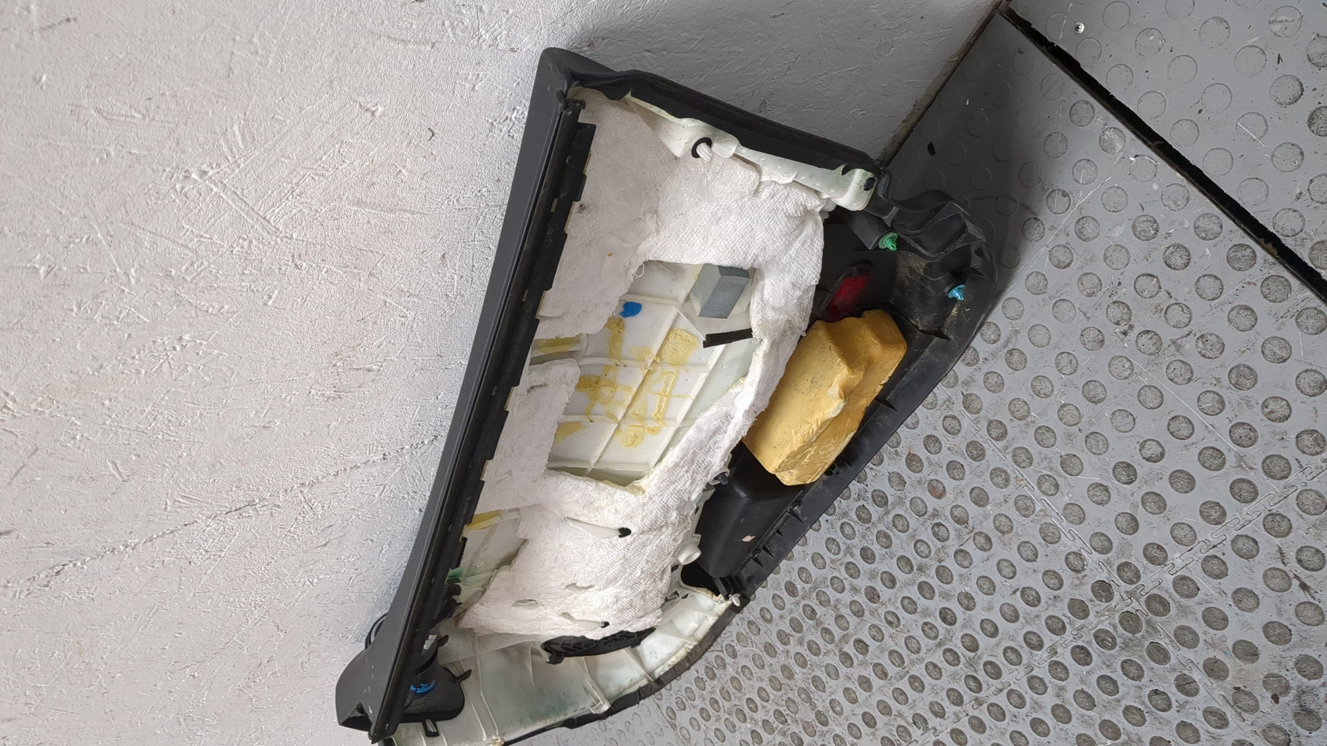 Обшивка двери передней левой