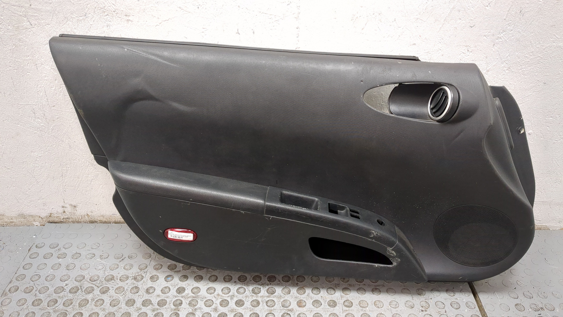 Обшивка двери передней левой