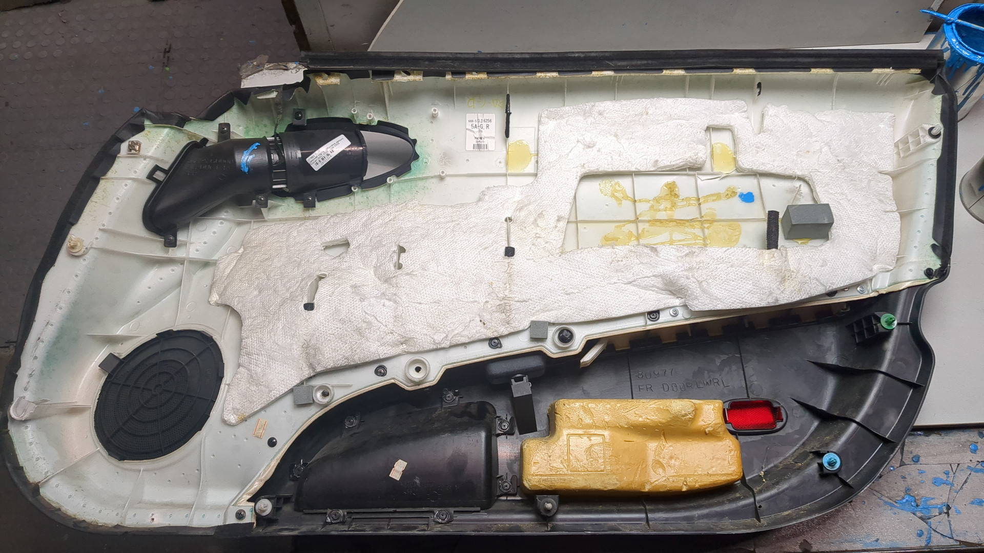 Обшивка двери передней левой