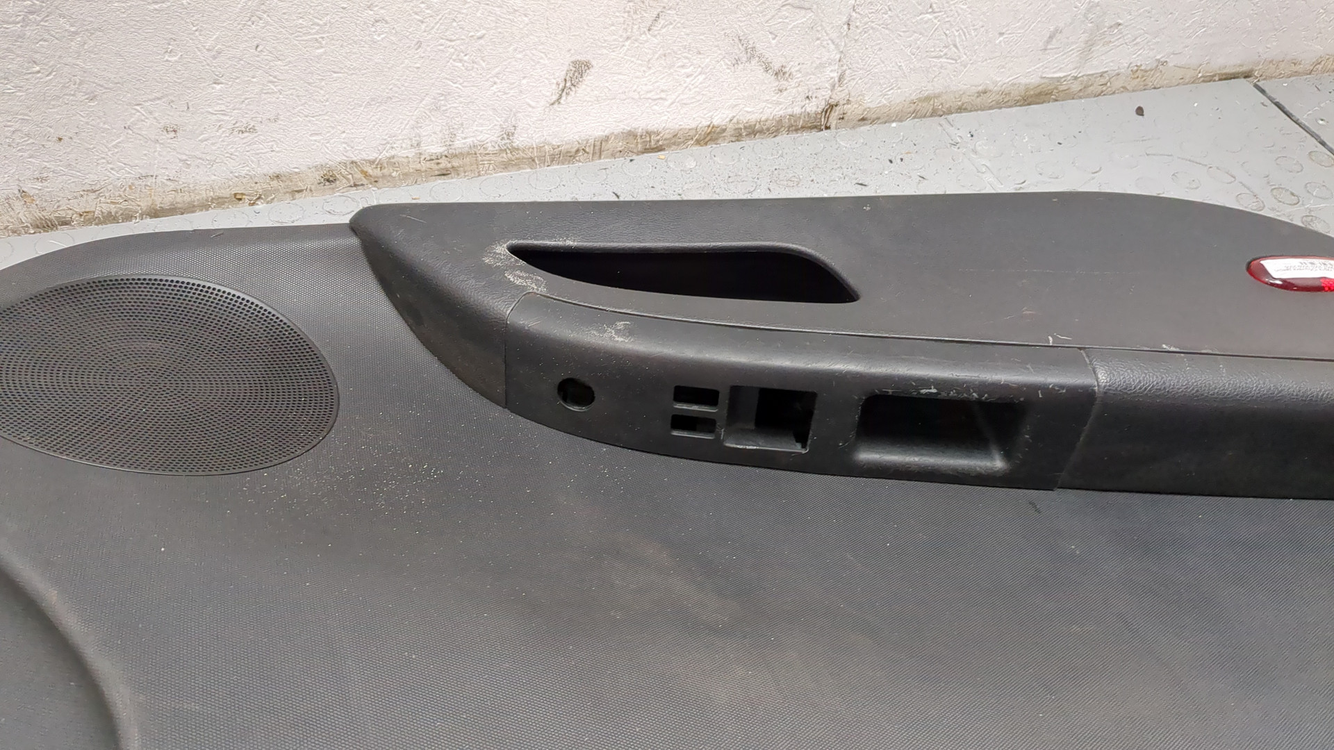 Обшивка двери передней левой