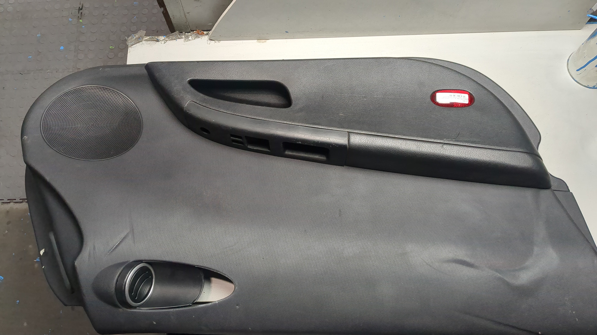 Обшивка двери передней левой