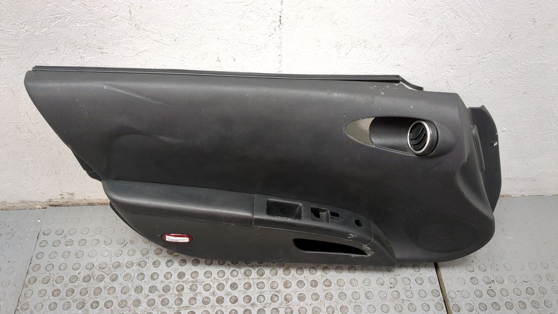 Обшивка двери передней левой