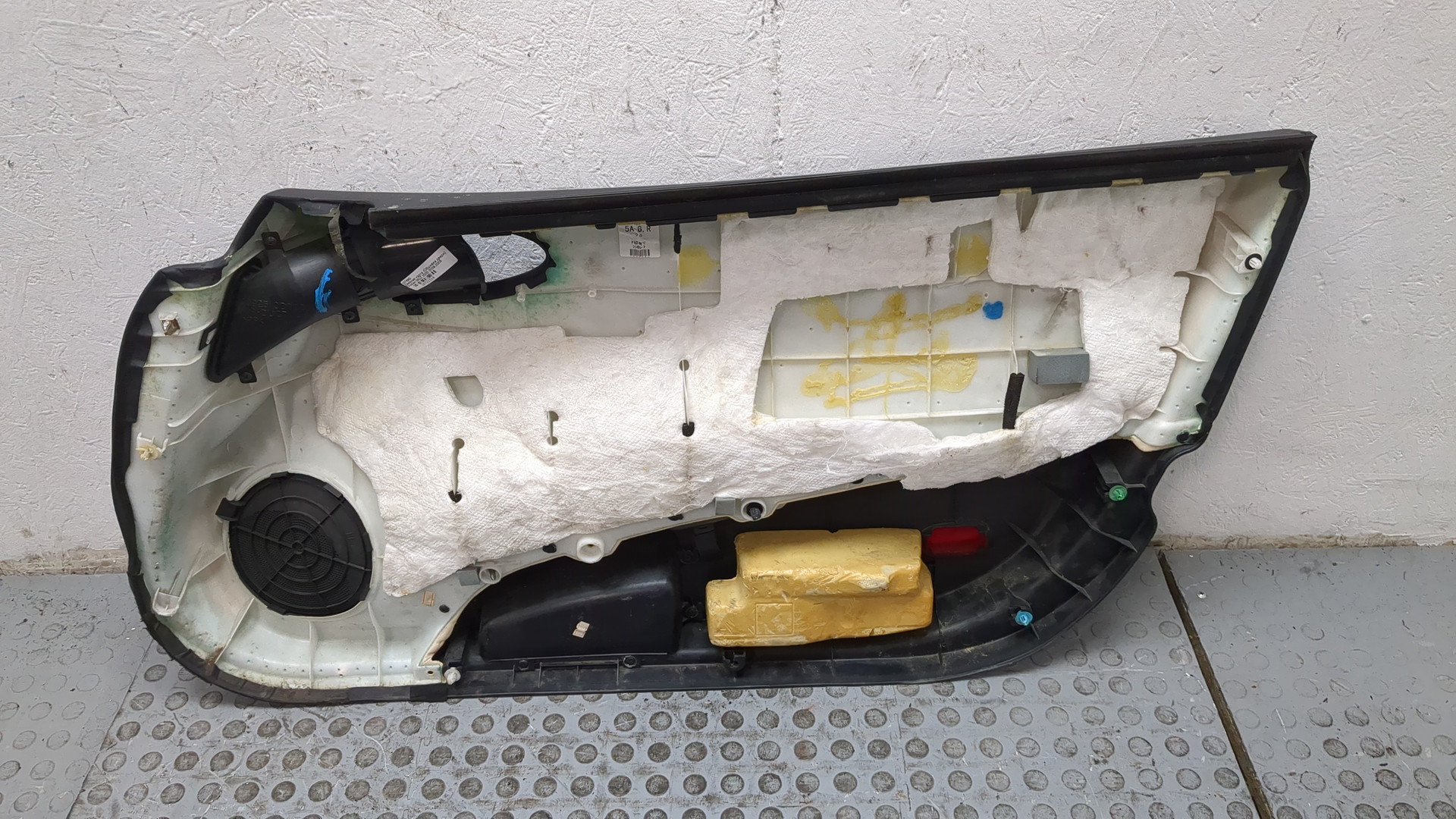 Обшивка двери передней левой