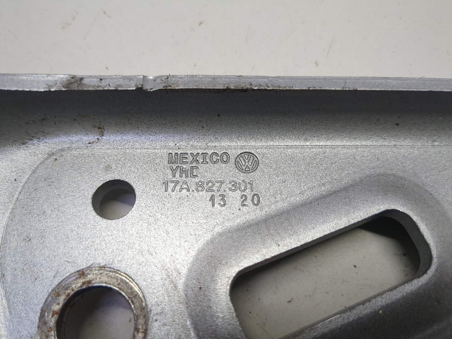 Петля крышки багажника