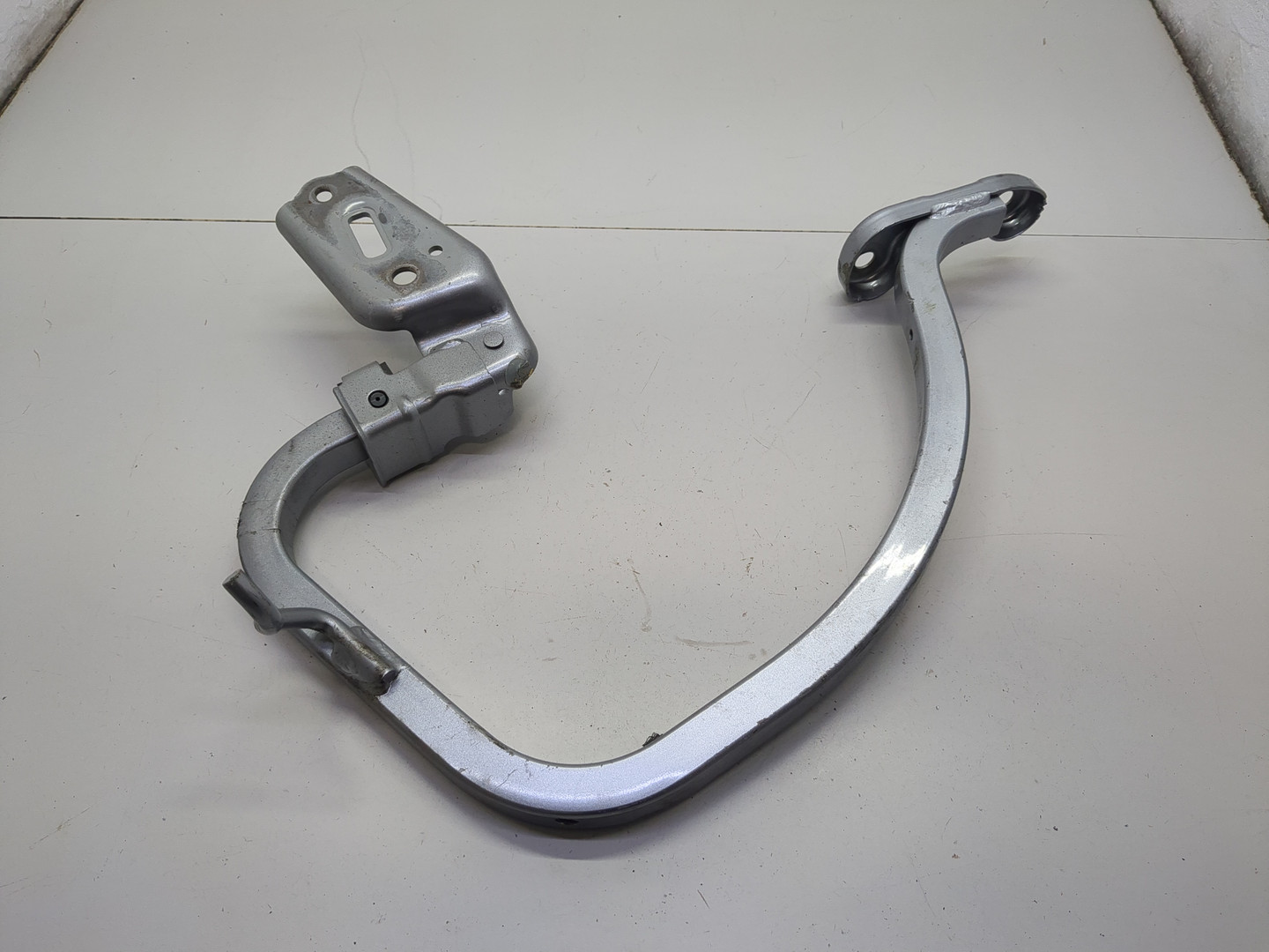 Петля крышки багажника