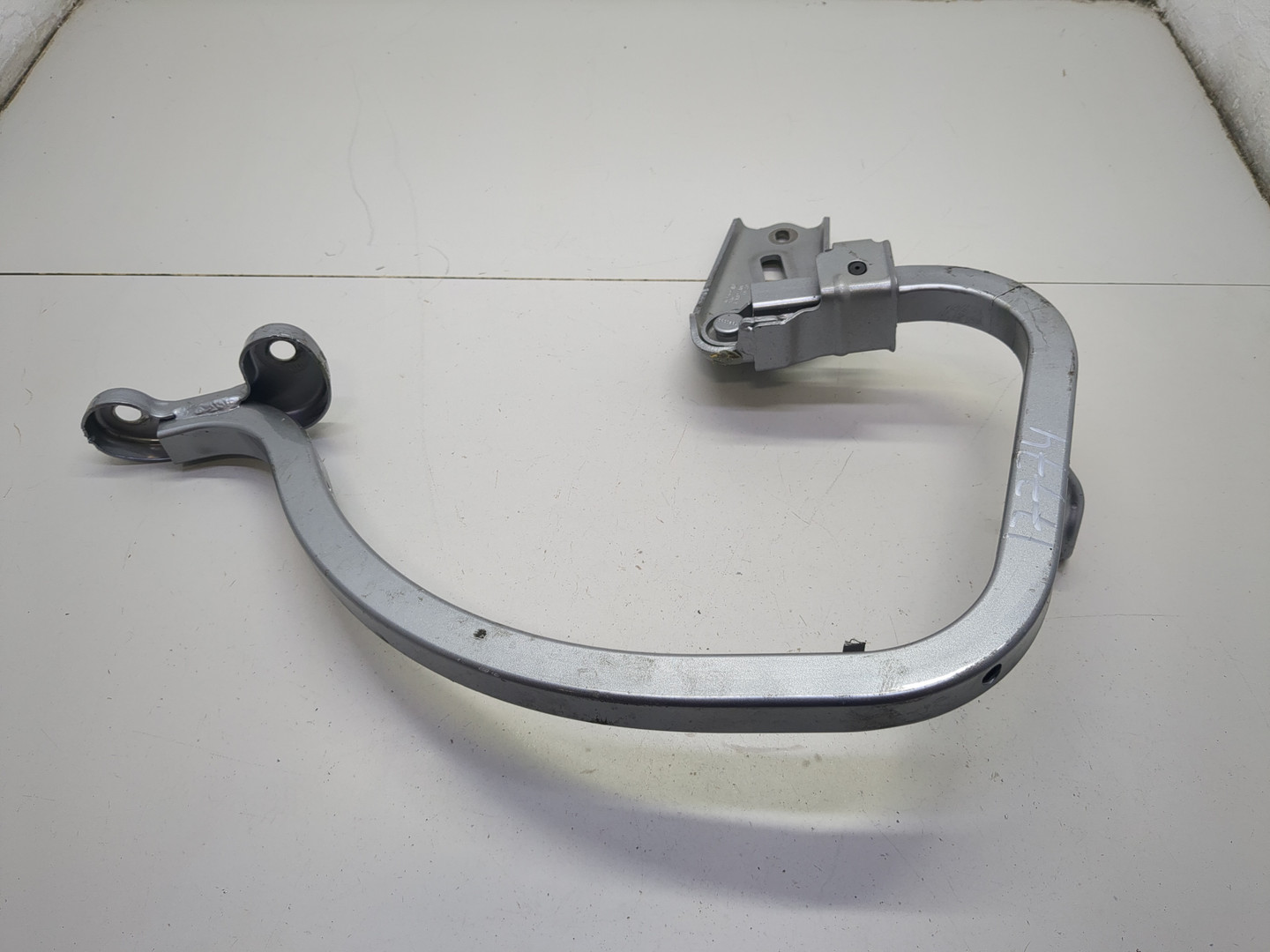 Петля крышки багажника