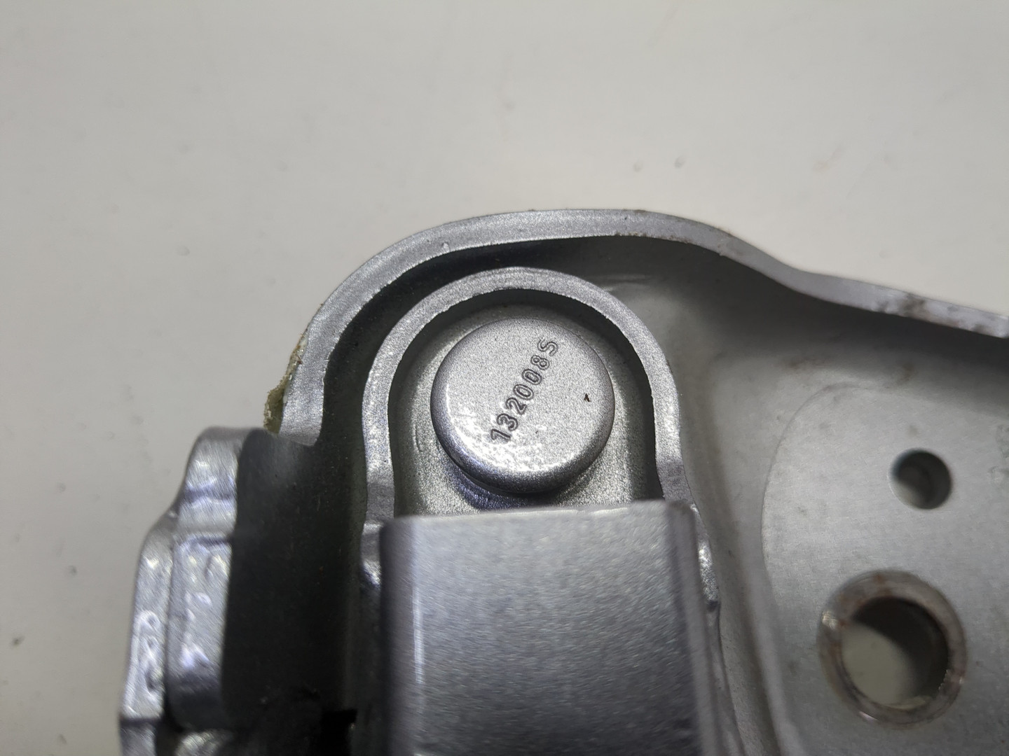 Петля крышки багажника