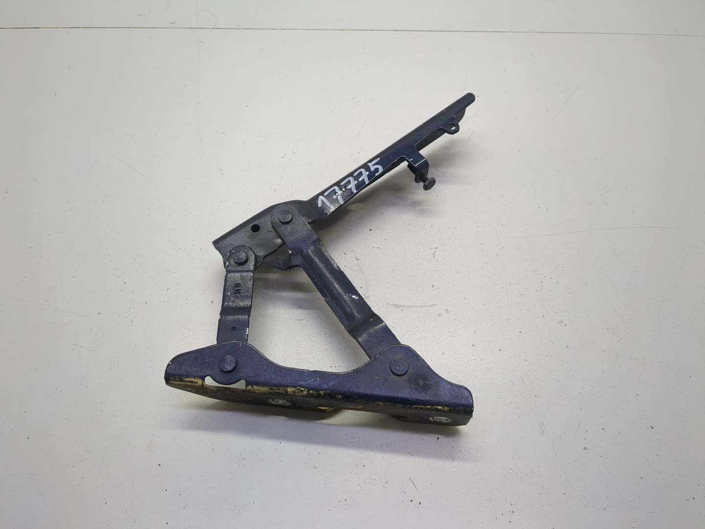 Петля капота правая