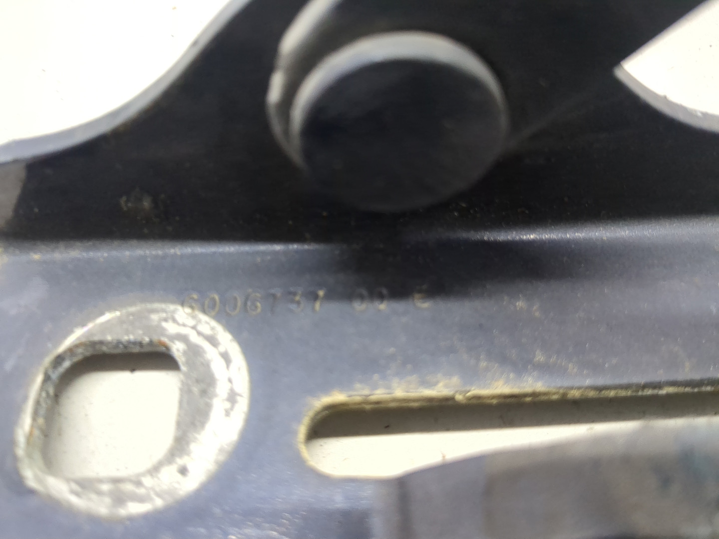 Петля капота правая