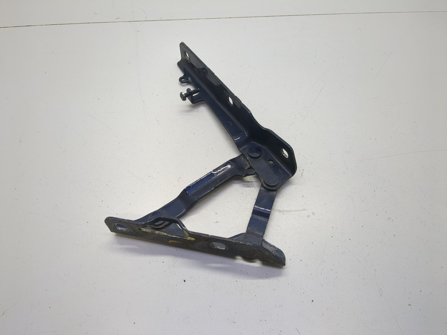 Петля капота правая