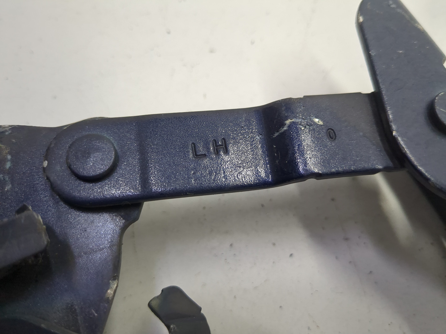 Петля капота левая