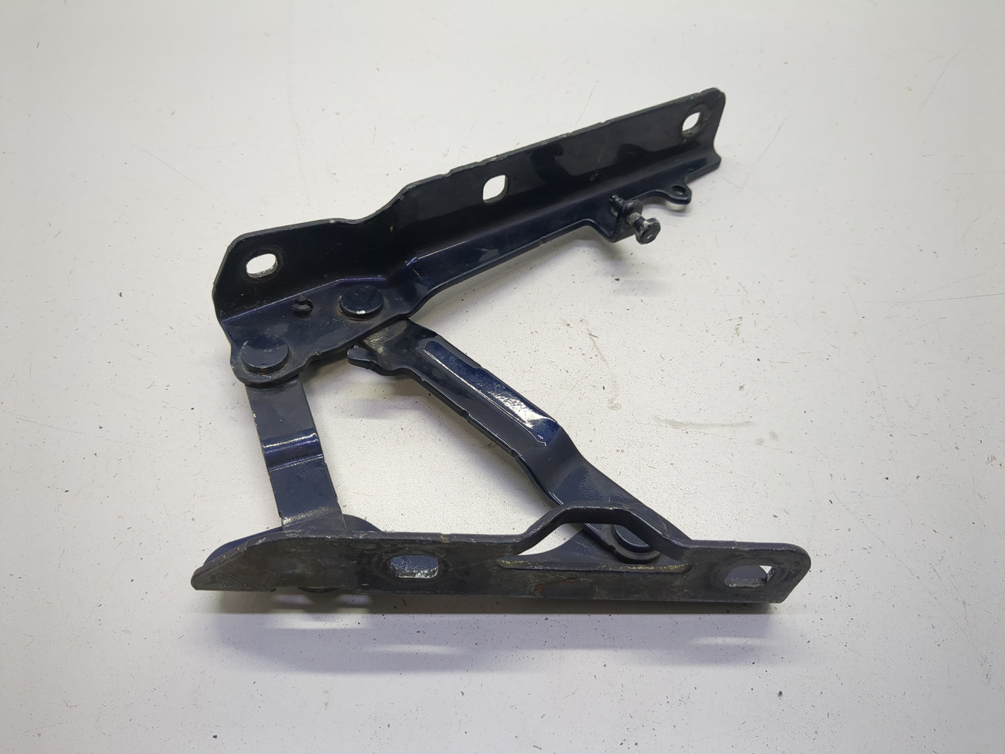 Петля капота левая