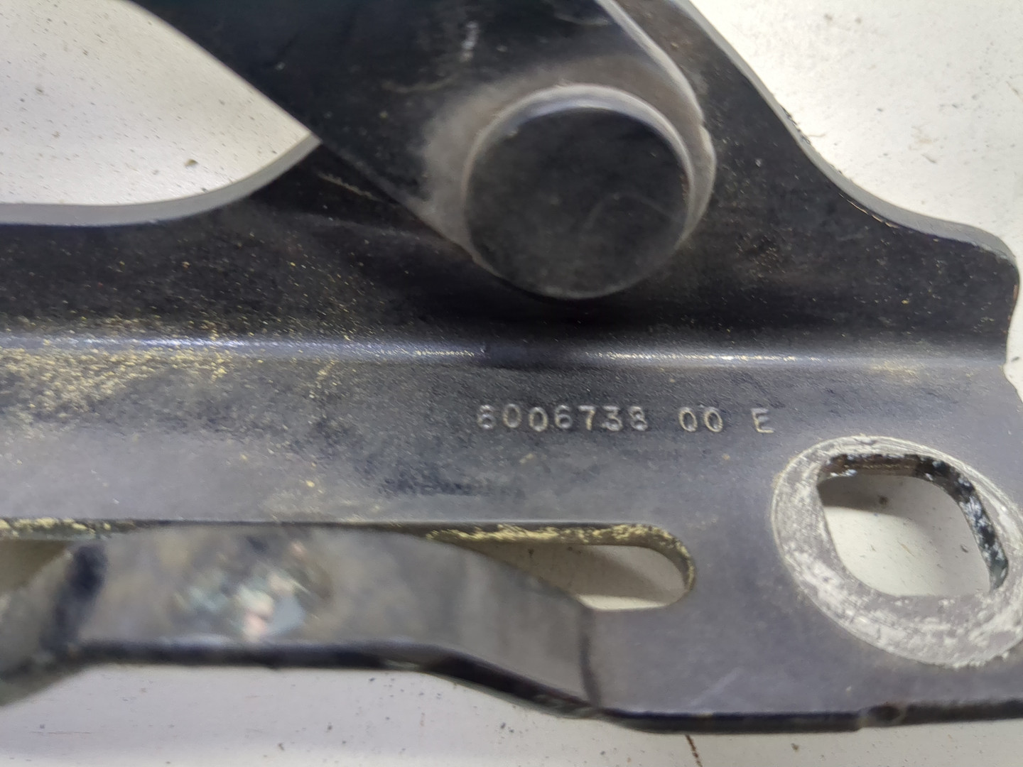 Петля капота левая