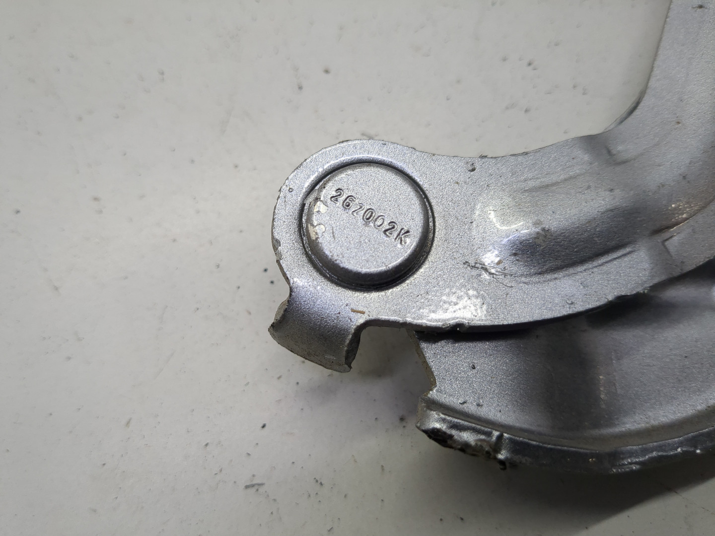 Петля капота левая