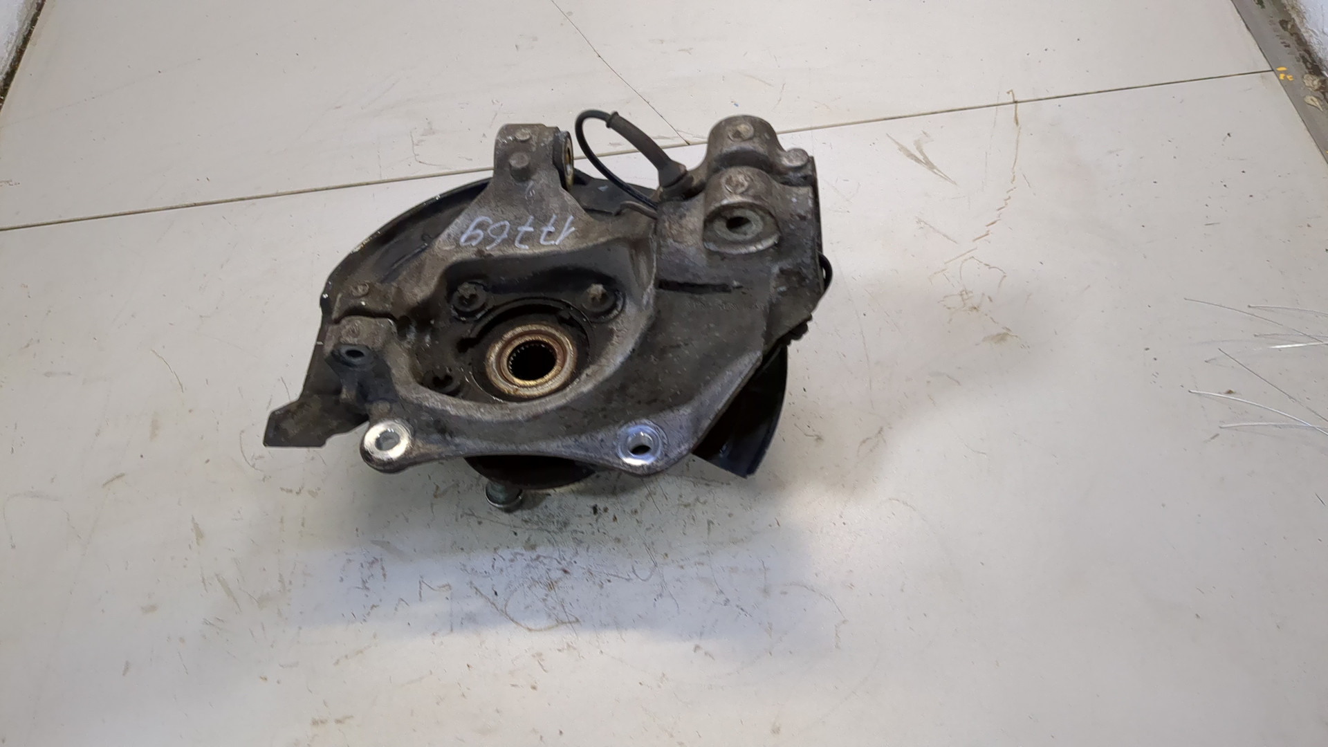 Кулак поворотный передний левый