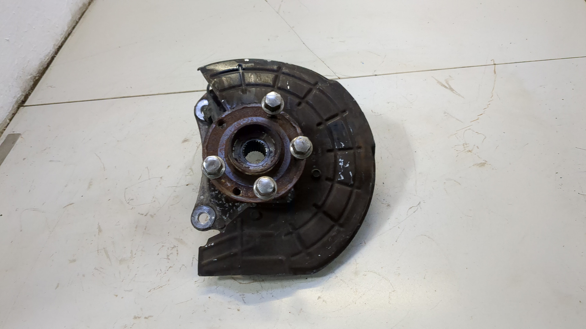 Кулак поворотный передний левый