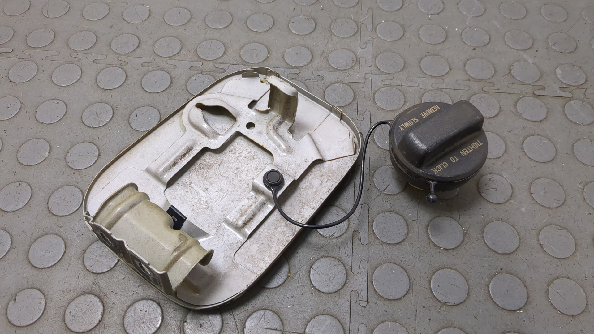 Лючок бензобака