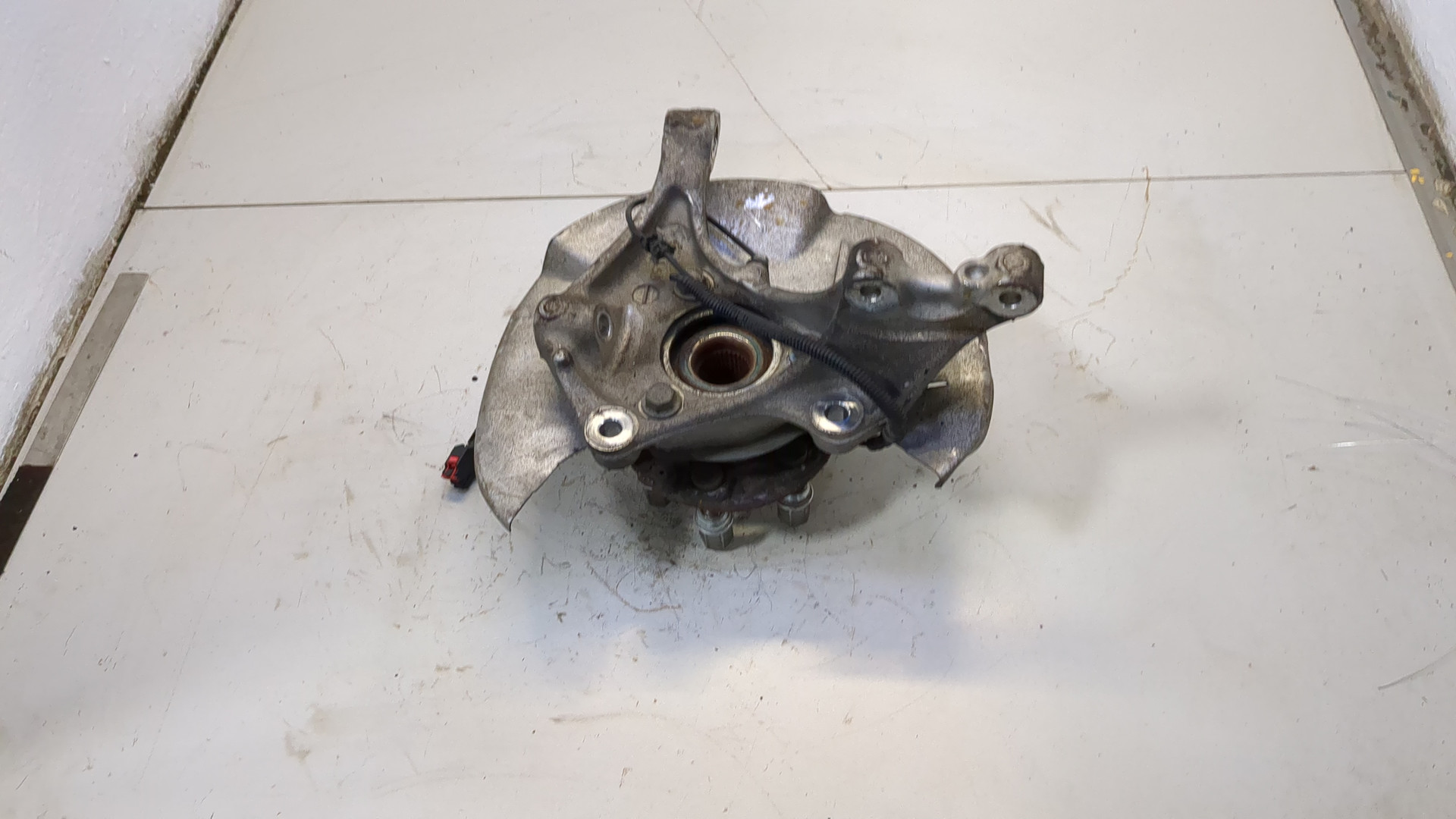 Кулак поворотный передний левый