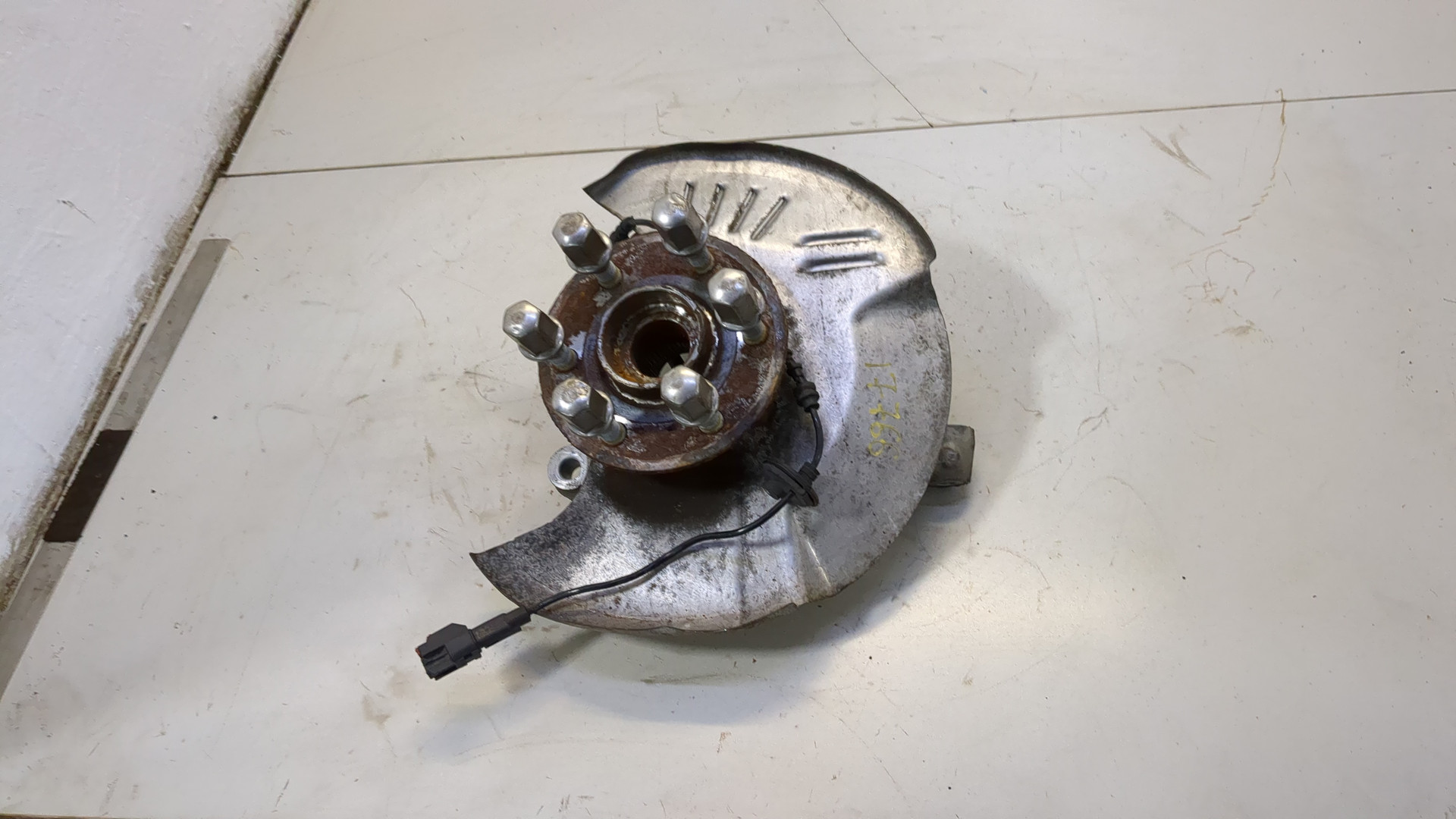 Кулак поворотный передний левый