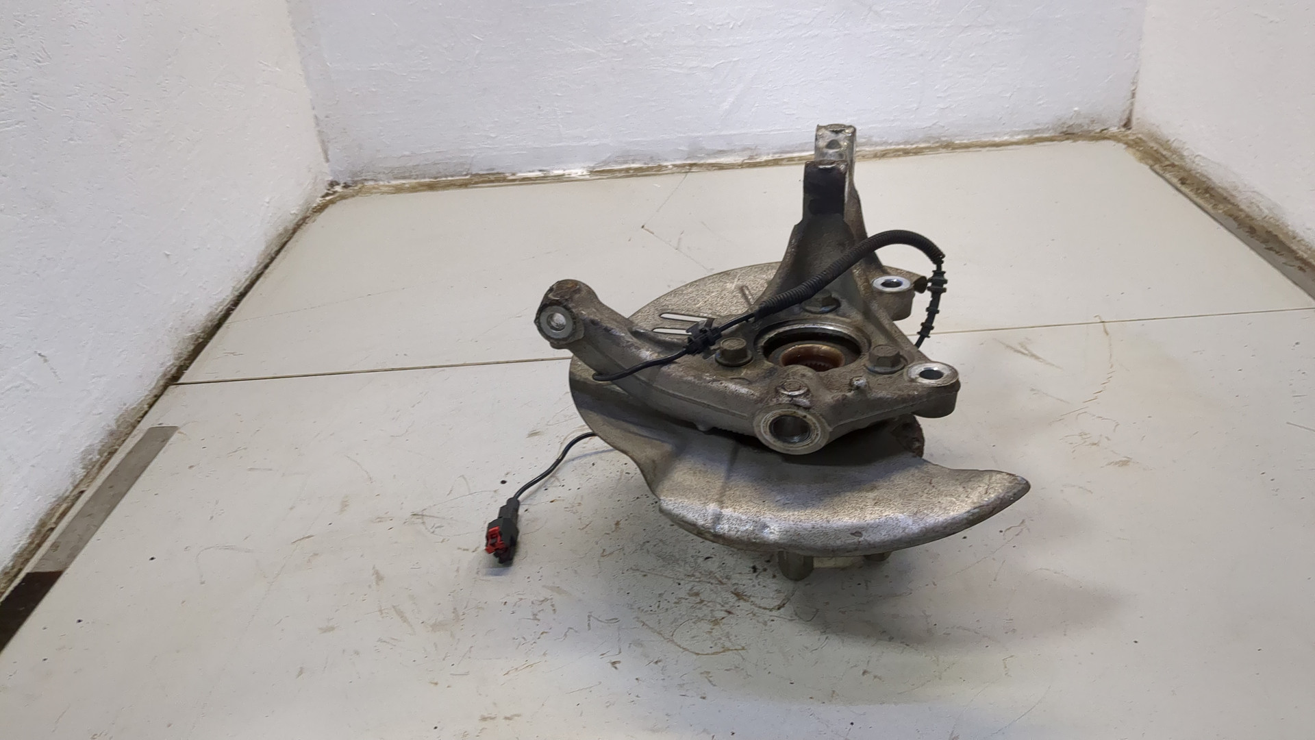 Кулак поворотный передний левый