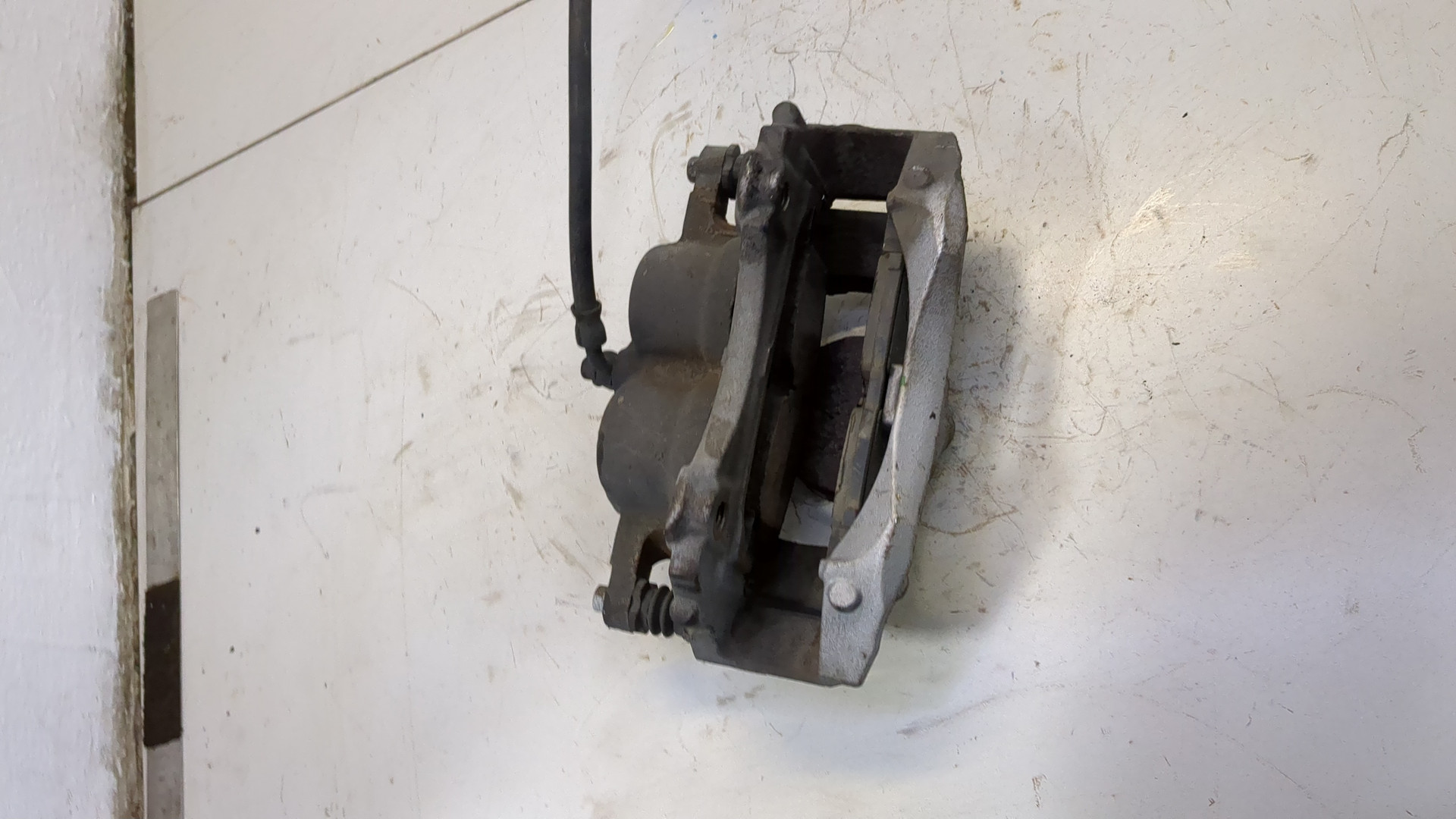 Суппорт передний левый