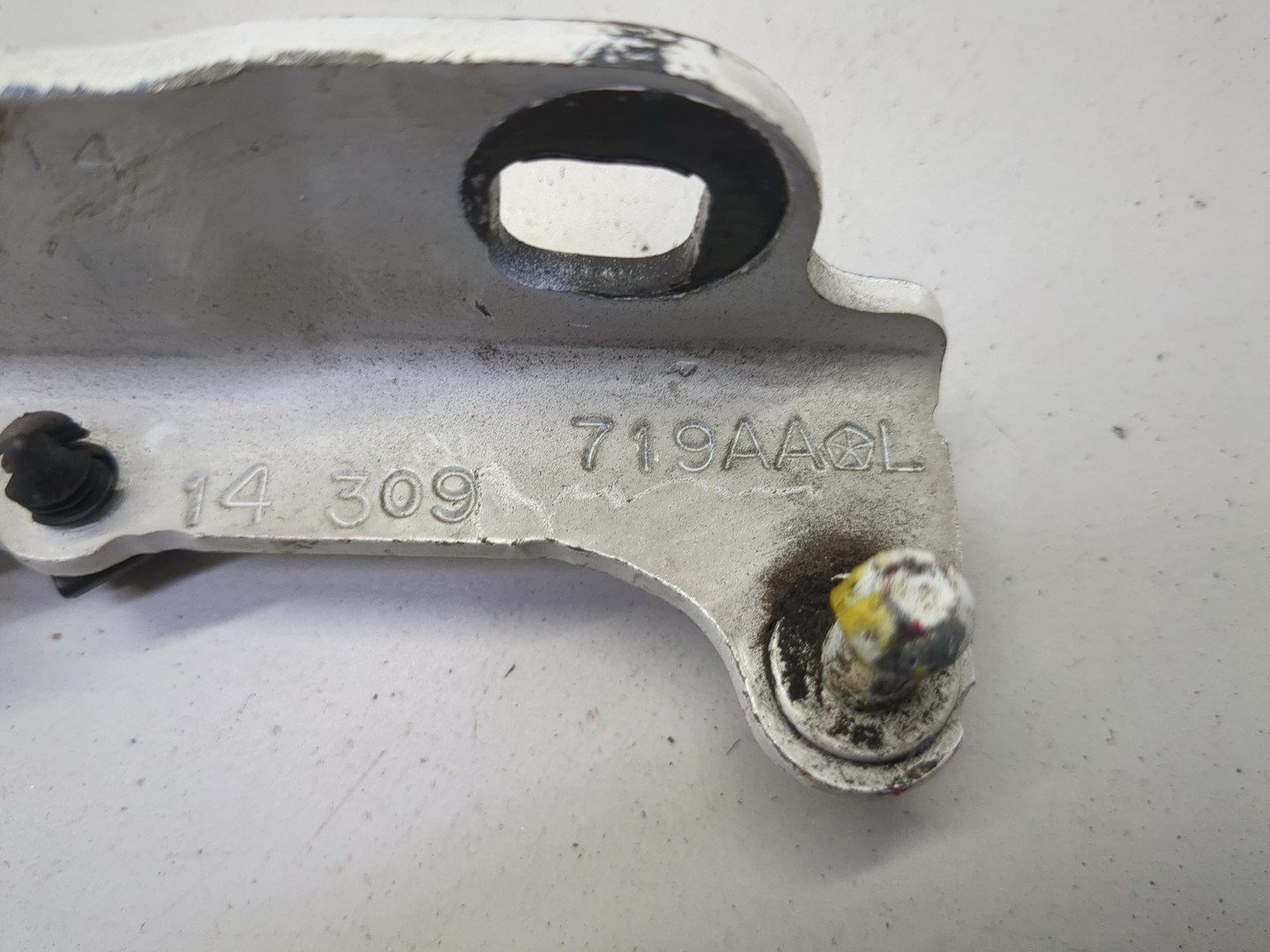 Петля капота левая