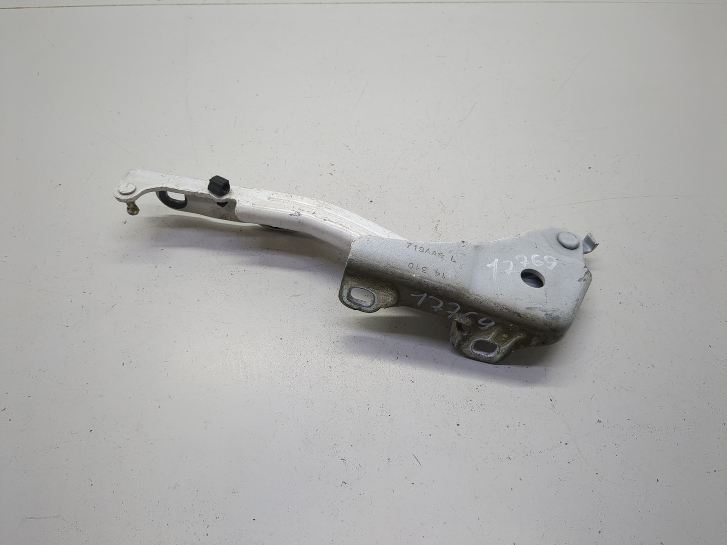 Петля капота левая