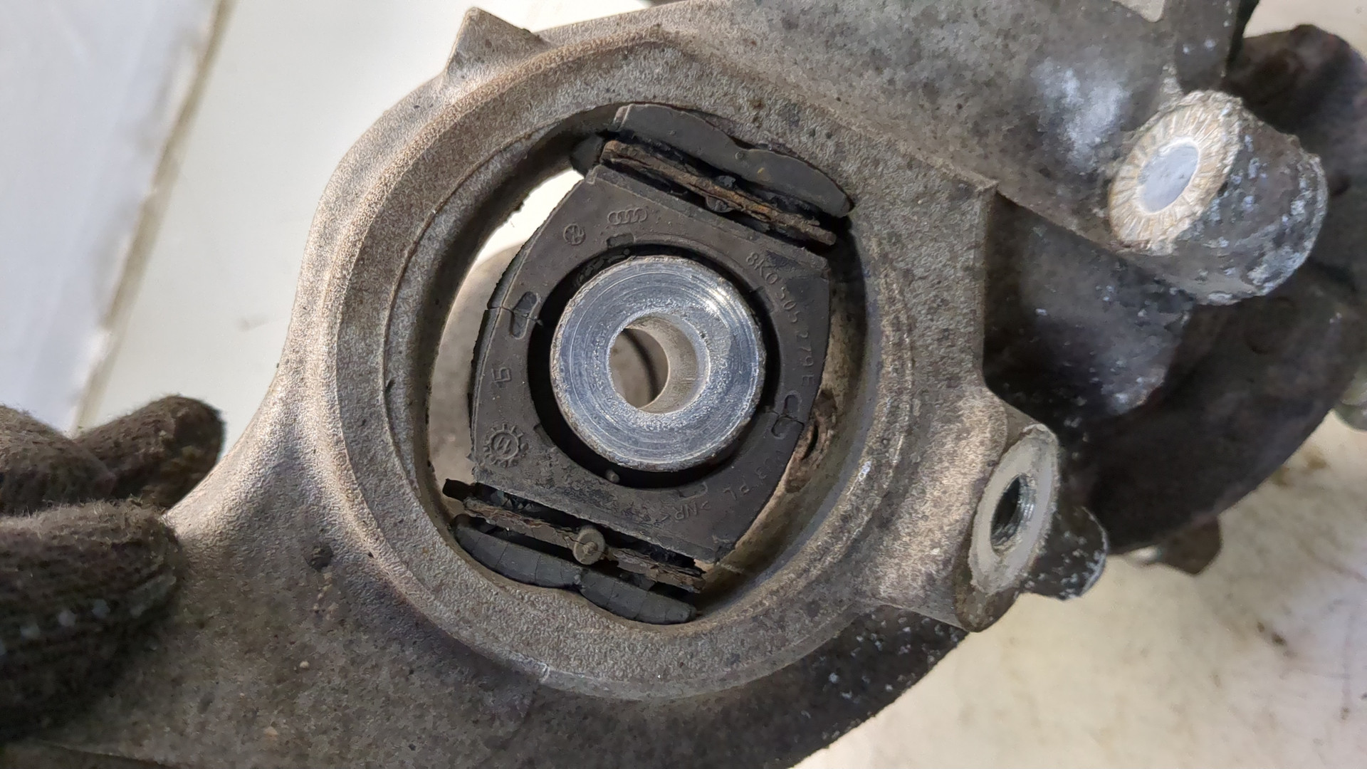 Кулак поворотный задний левый