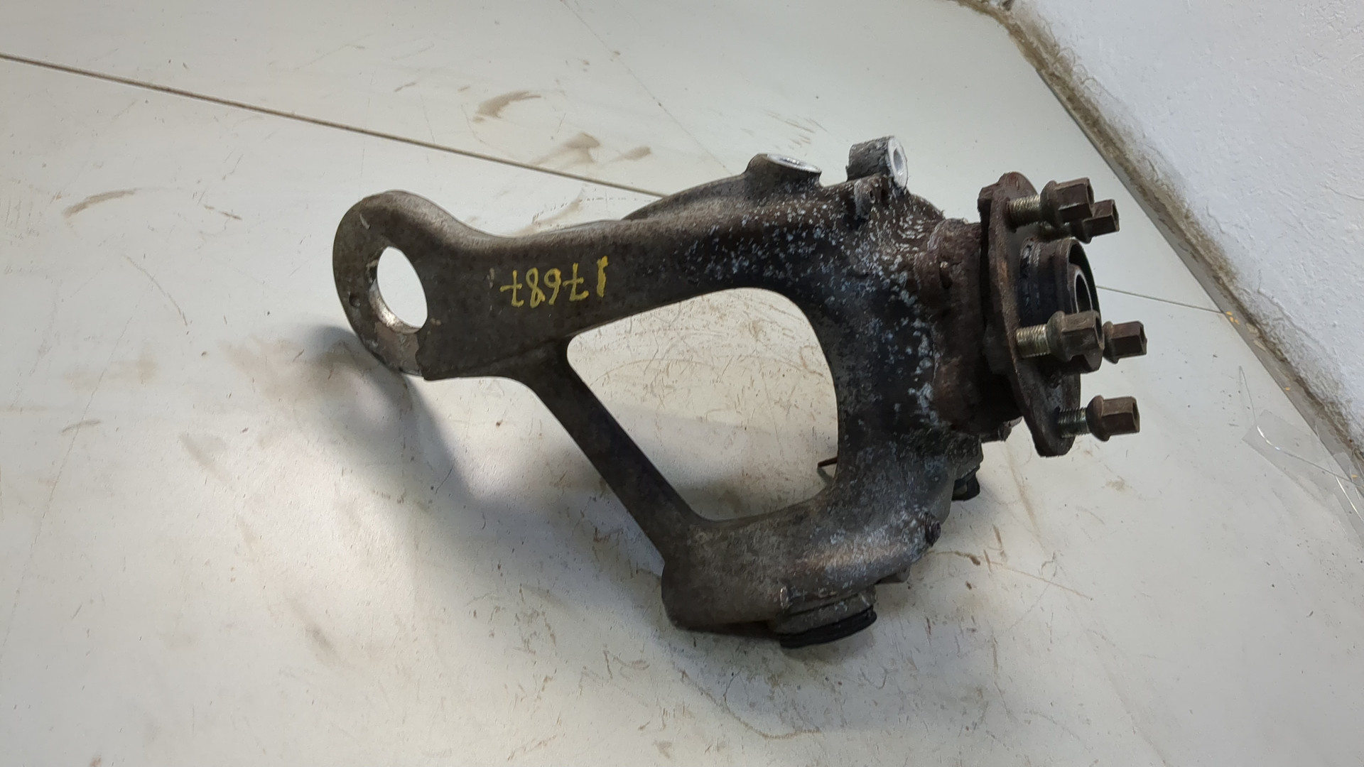 Кулак поворотный задний левый