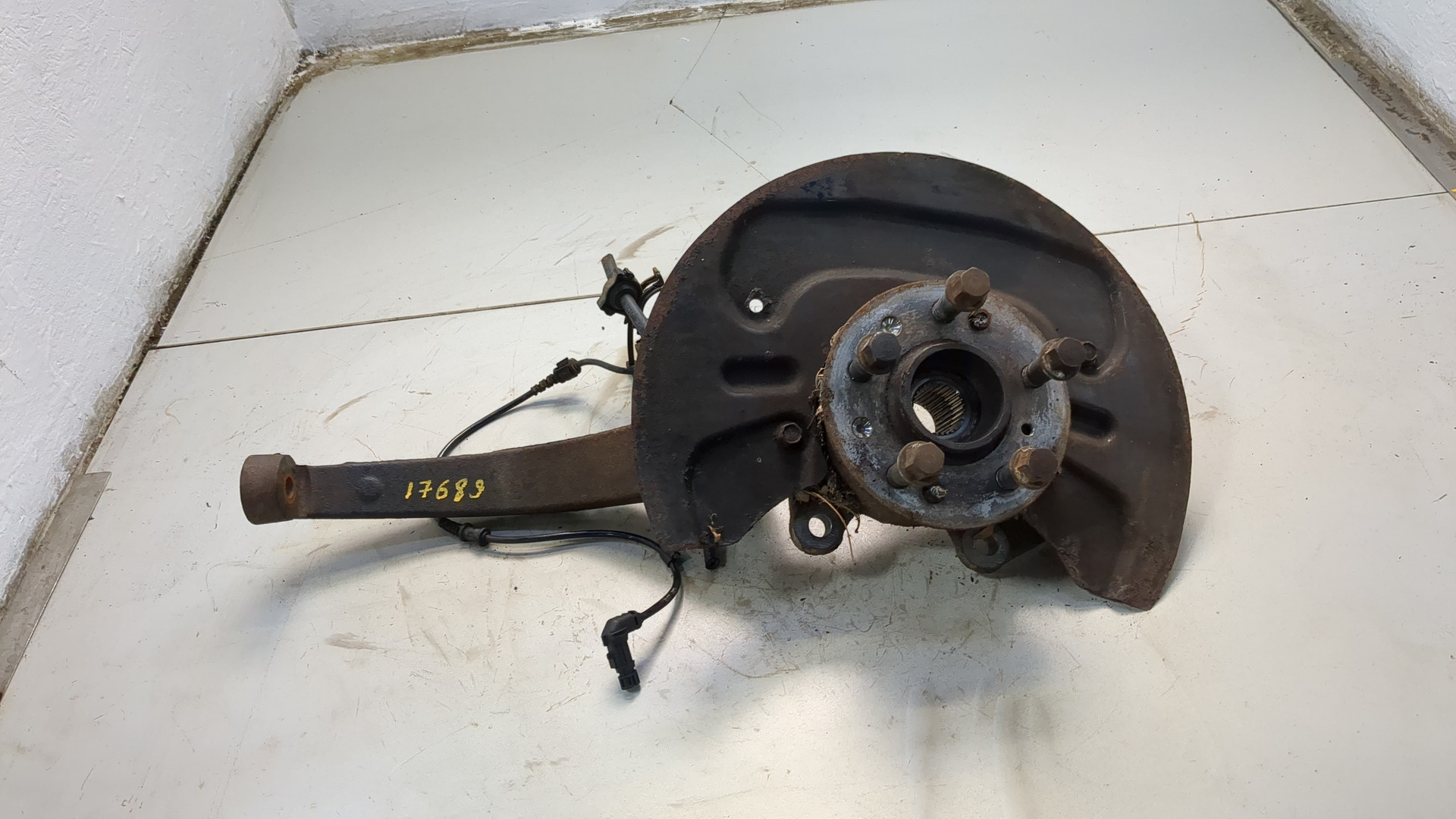 Кулак поворотный передний правый