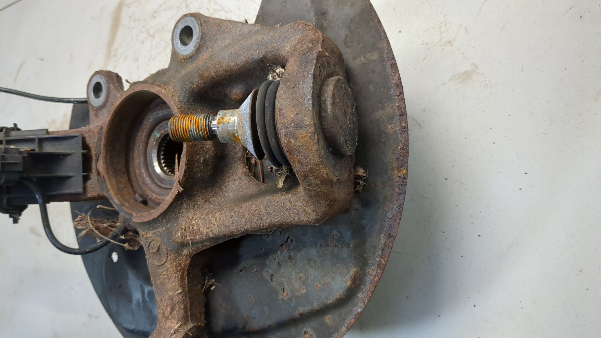 Кулак поворотный передний правый