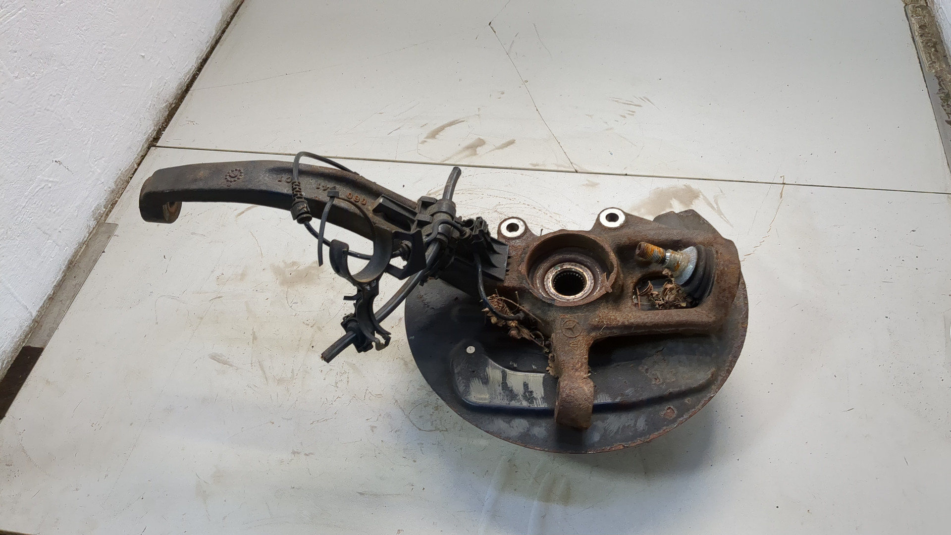 Кулак поворотный передний правый