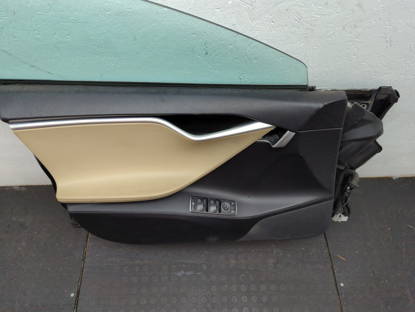 Дверь передняя левая