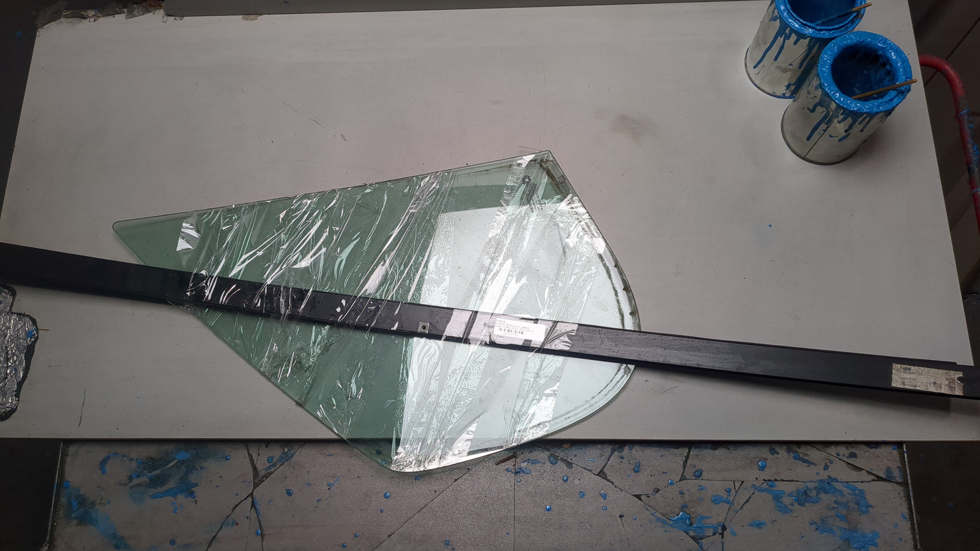 Стекло двери передней правой (форточка)