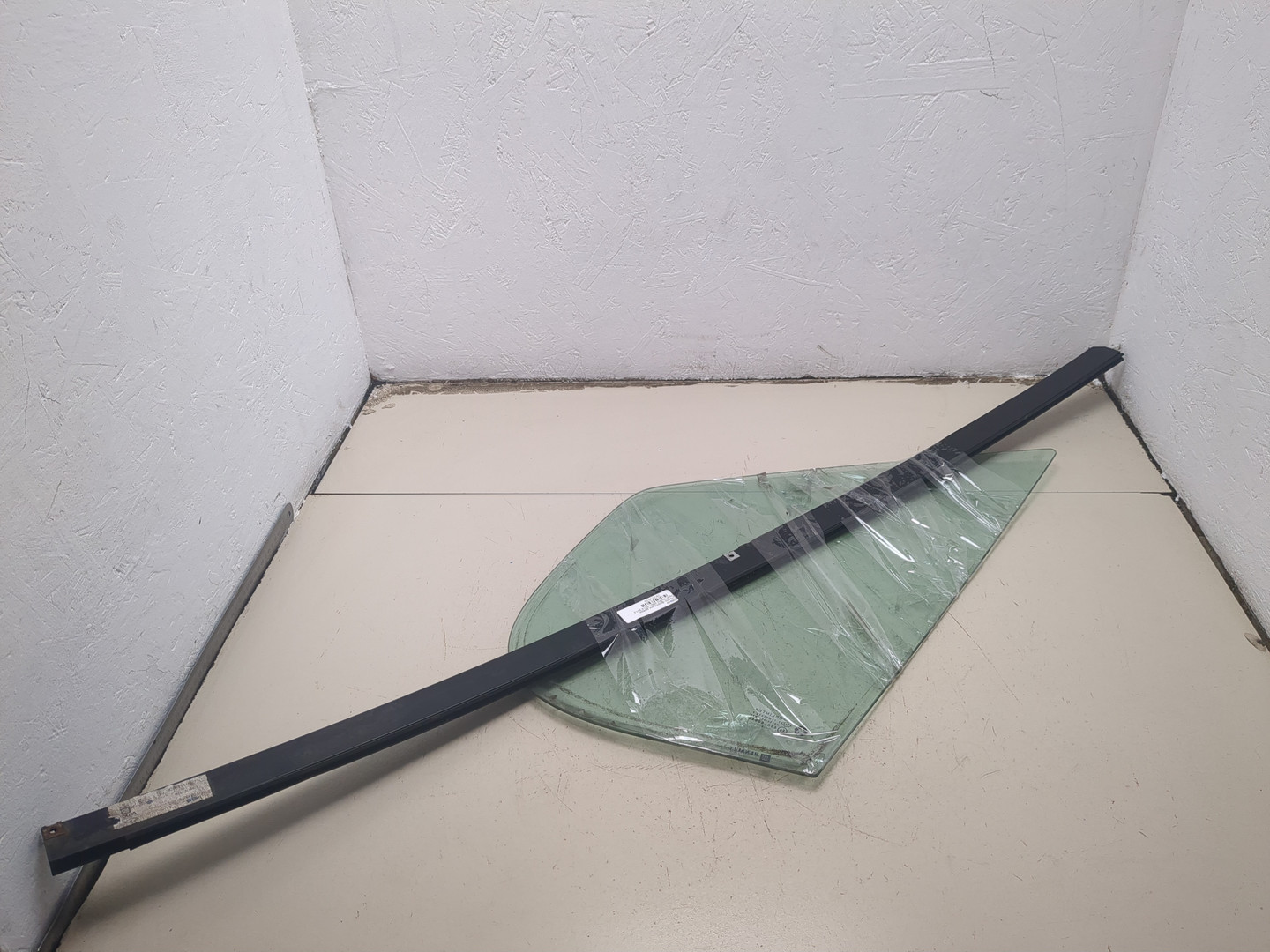 Стекло двери передней правой (форточка)