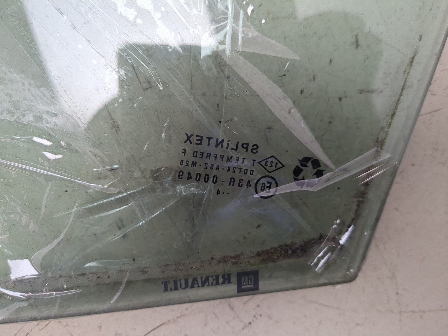 Стекло двери передней правой (форточка)