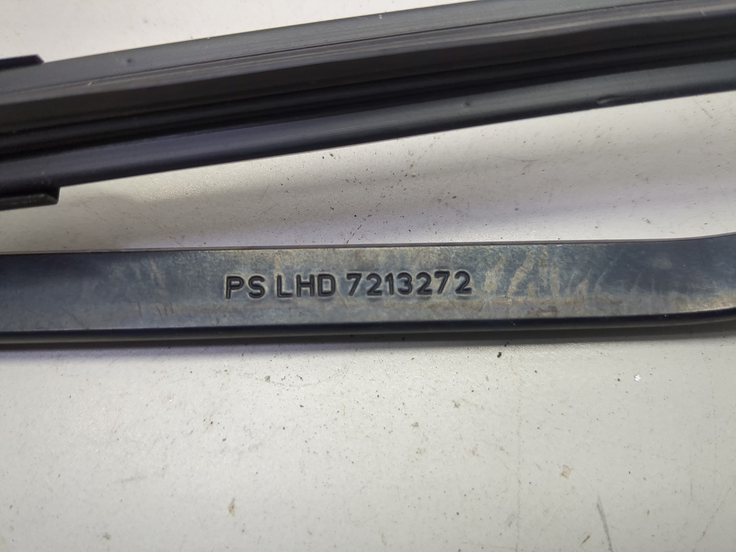 Поводок стеклоочистителя передний правый